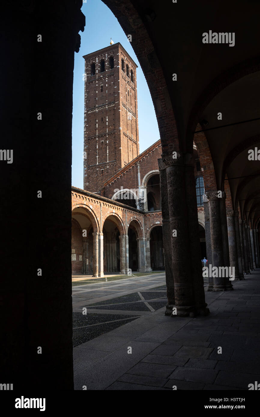 I Canonici' torre campanaria, Basilica di Sant'Ambrogio , Milano, Italia, Europa Foto Stock