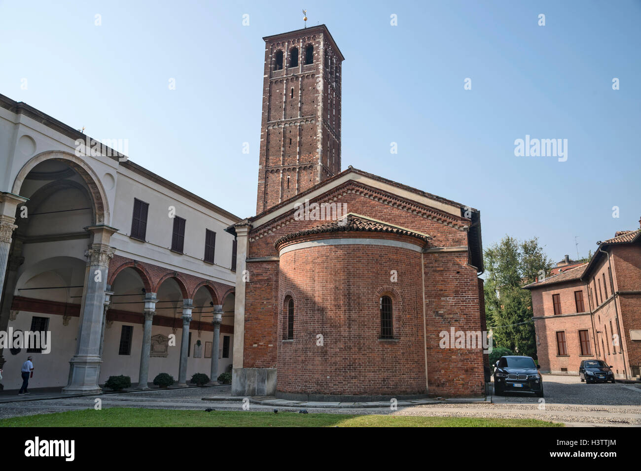 Cortile della Basilica di Sant'Ambrogio , Milano, Italia, Europa Foto Stock