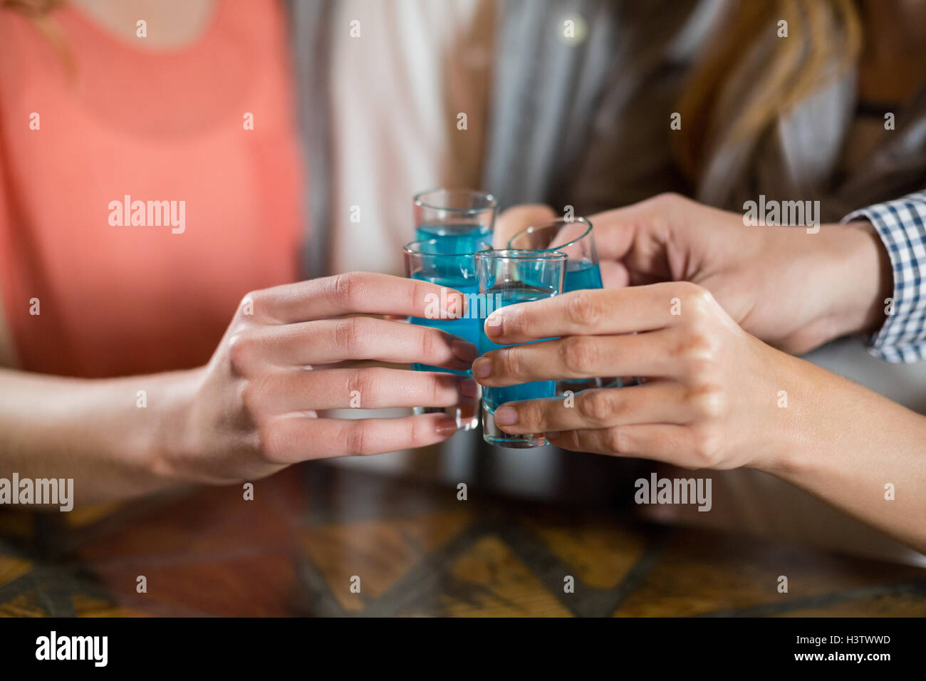 Gruppo di amici di tequila scatti in bar Foto Stock