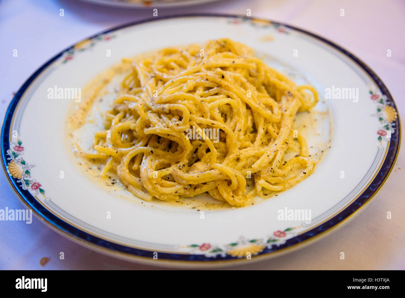 Cacio e Pepe è un piatto di pasta dalla cucina romana. "Cacio e Pepe" significa "il formaggio e il pepe' in più centrale di dialetti italiani. Foto Stock