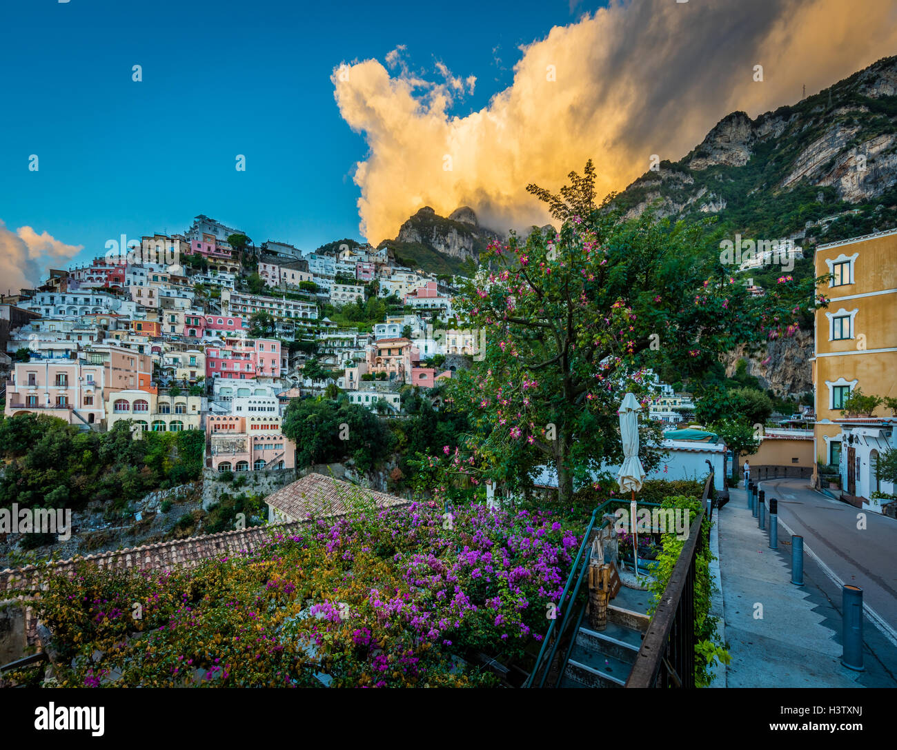 Positano è un villaggio e comune sulla Costiera Amalfitana (Costiera Amalfitana), in Campania, Italia Foto Stock