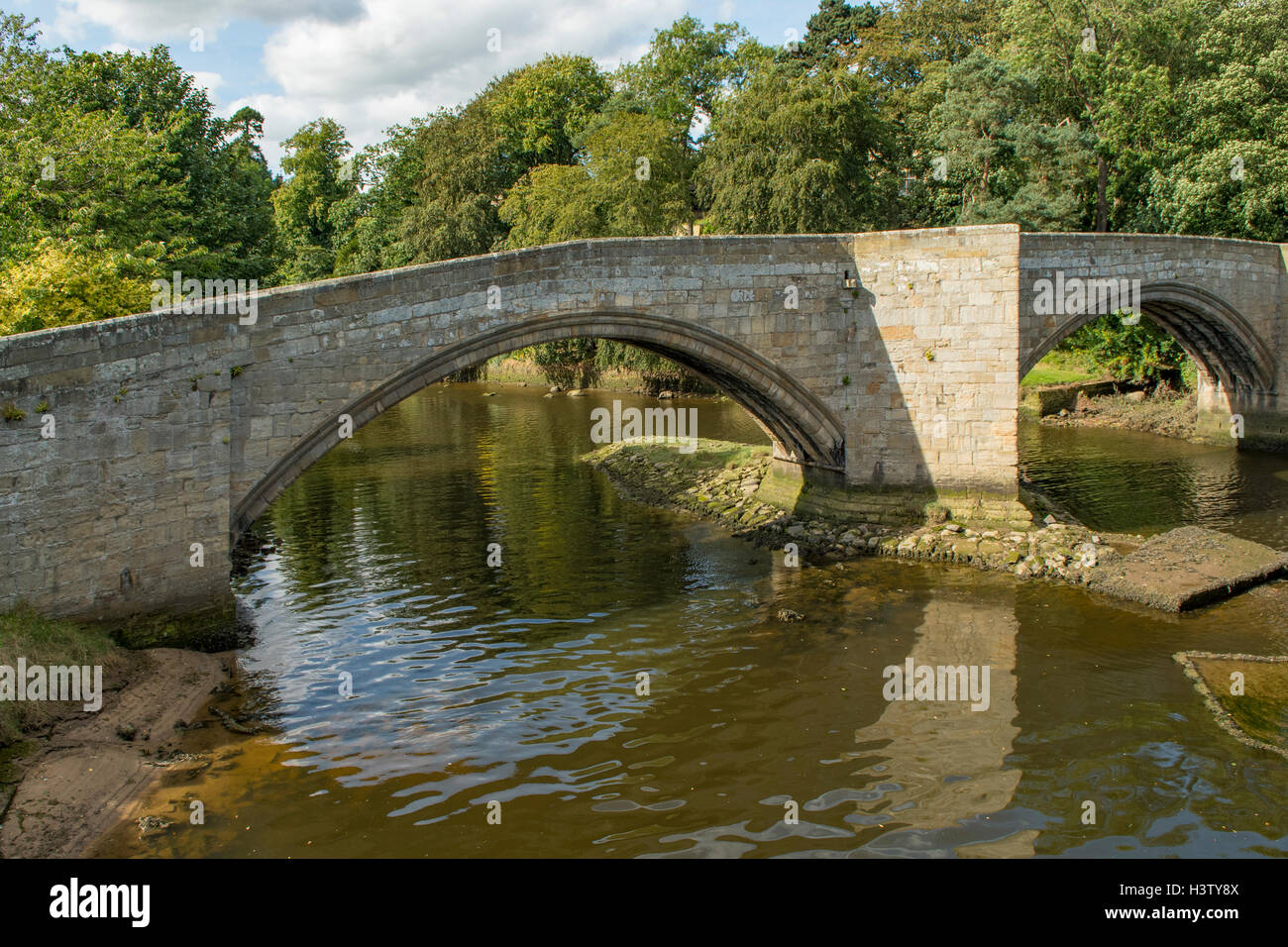 Il vecchio ponte sul fiume Coquet, Warkworth, Northumberland, Inghilterra Foto Stock
