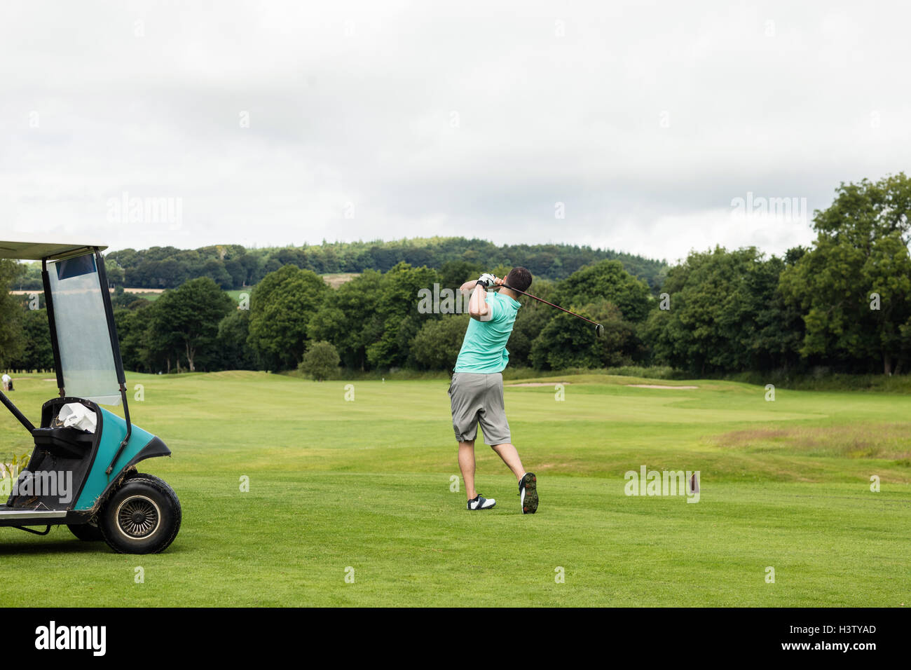 Vista posteriore dell'uomo giocando a golf Foto Stock