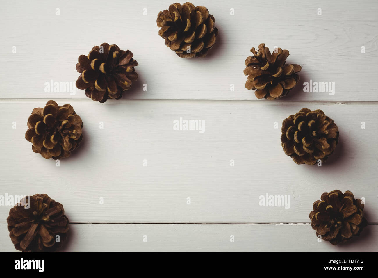 Pigna sul tavolo di legno Foto Stock
