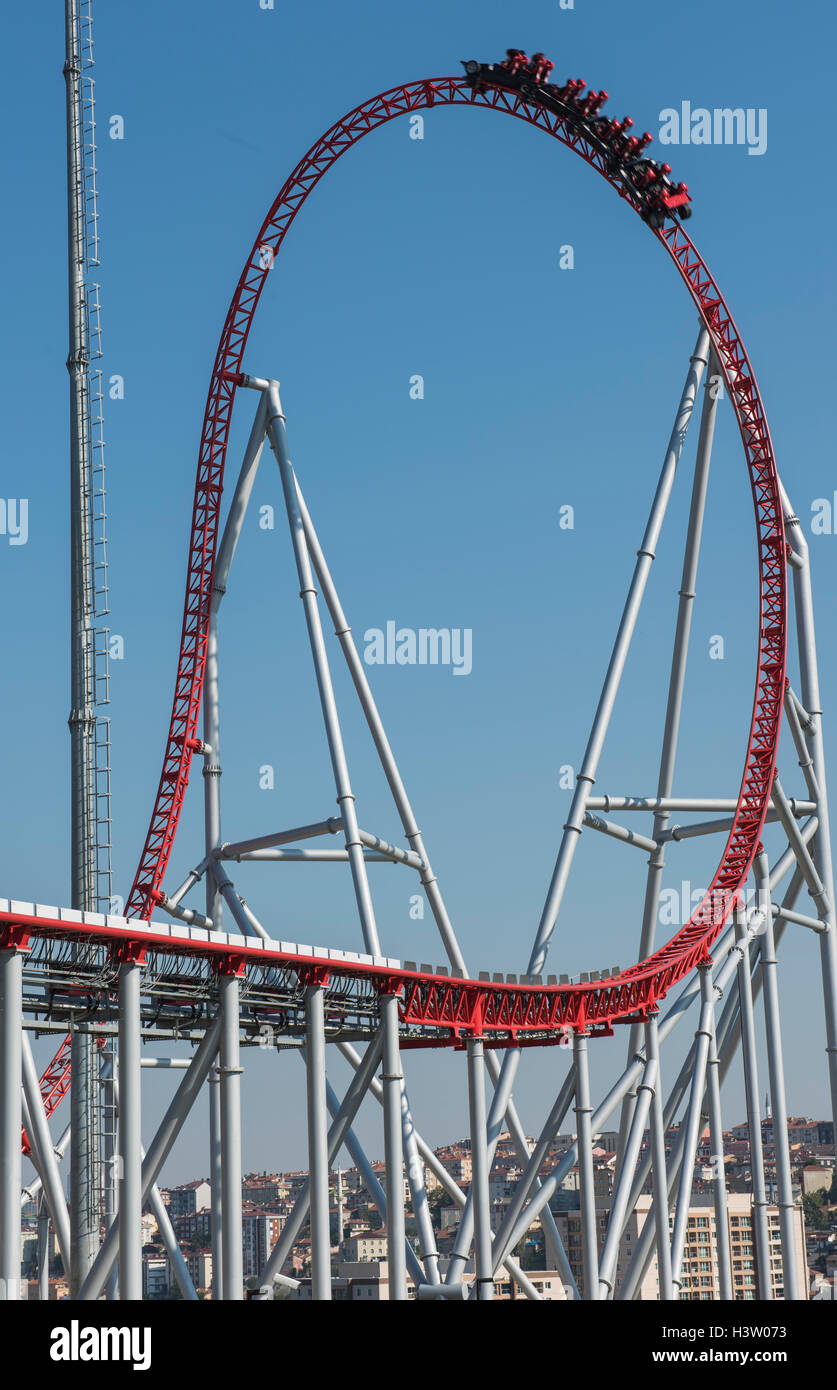 Parte del roller coaster ride struttura telaio contro il cielo blu sullo sfondo a grande intrattenimento parco a tema Foto Stock
