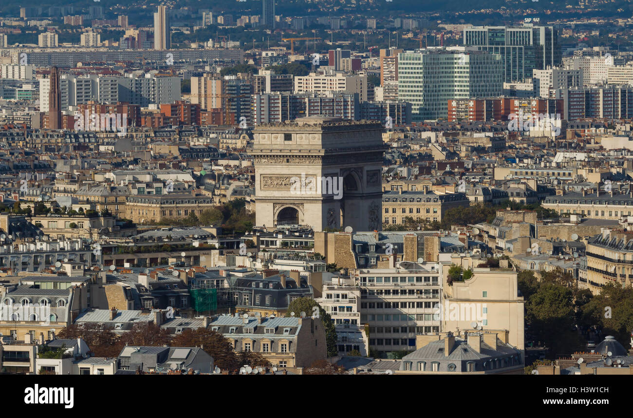 L'Arco Trionfale e case parigine. La vista panoramica dalla Torre Eiffel, Paris, Francia. Foto Stock