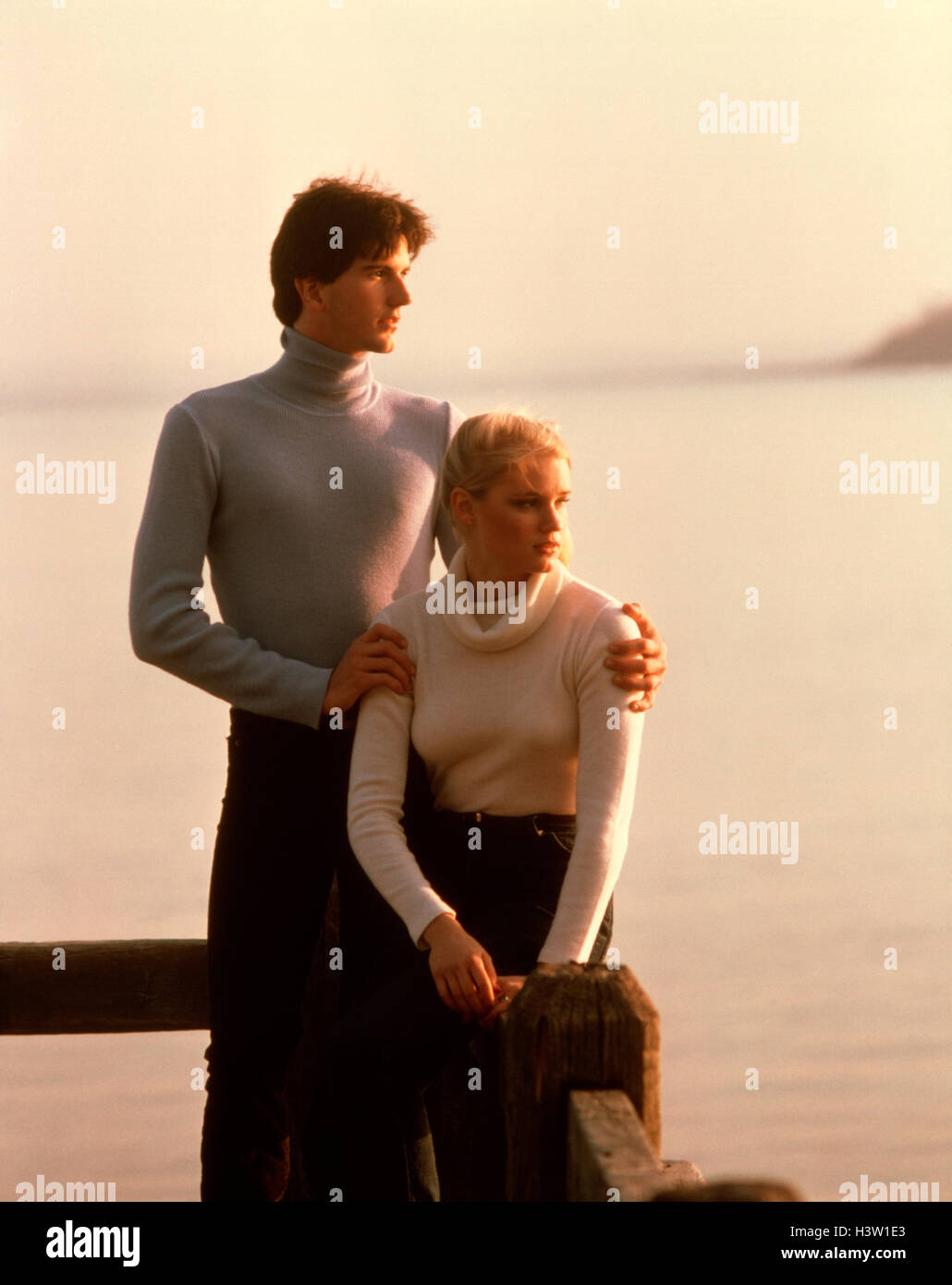 Anni ottanta anni settanta ritratto giovane TURTLENECK MAGLIONI LAGO DOCK UOMO DONNA MOODY ROMANTICISMO COPPIE UOMINI DONNE Foto Stock