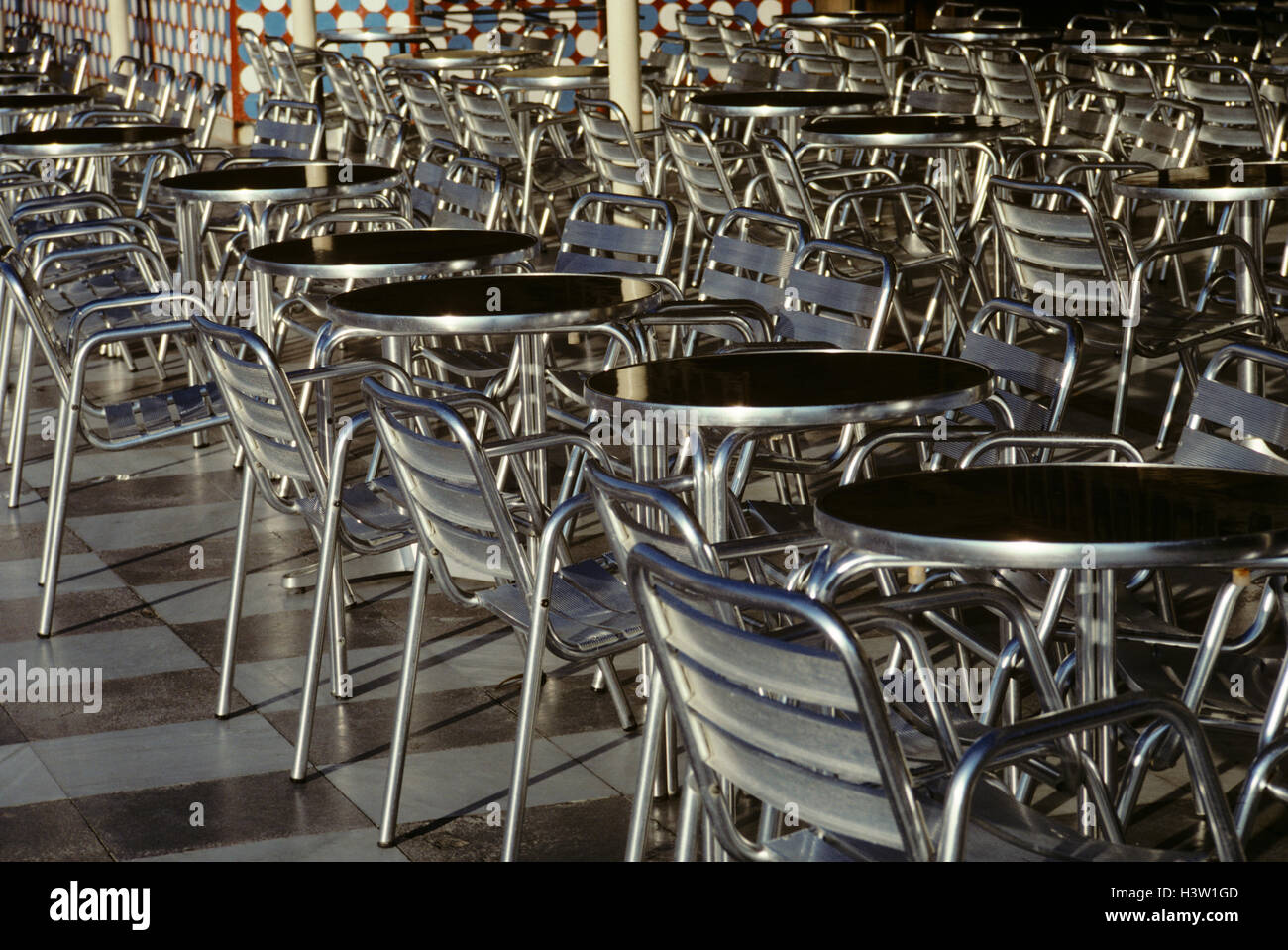 Nero vuota e CHROME CAFE DI SEDIE E TAVOLI ALICANTE SPAGNA Foto Stock