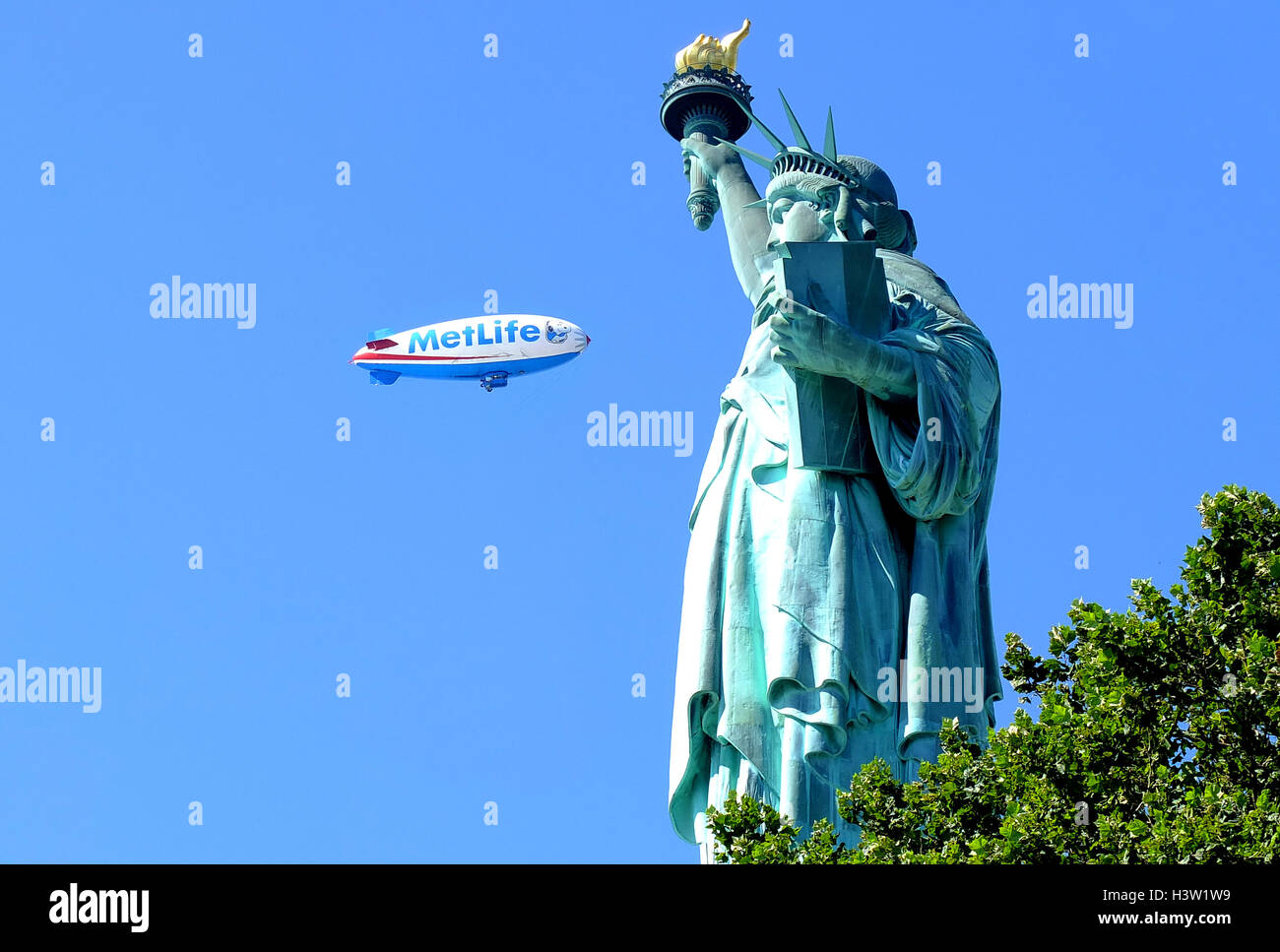 Metlife blimp presso la statua della libertà new york stati uniti d'America, il dirigibile vola in passato. Foto Stock