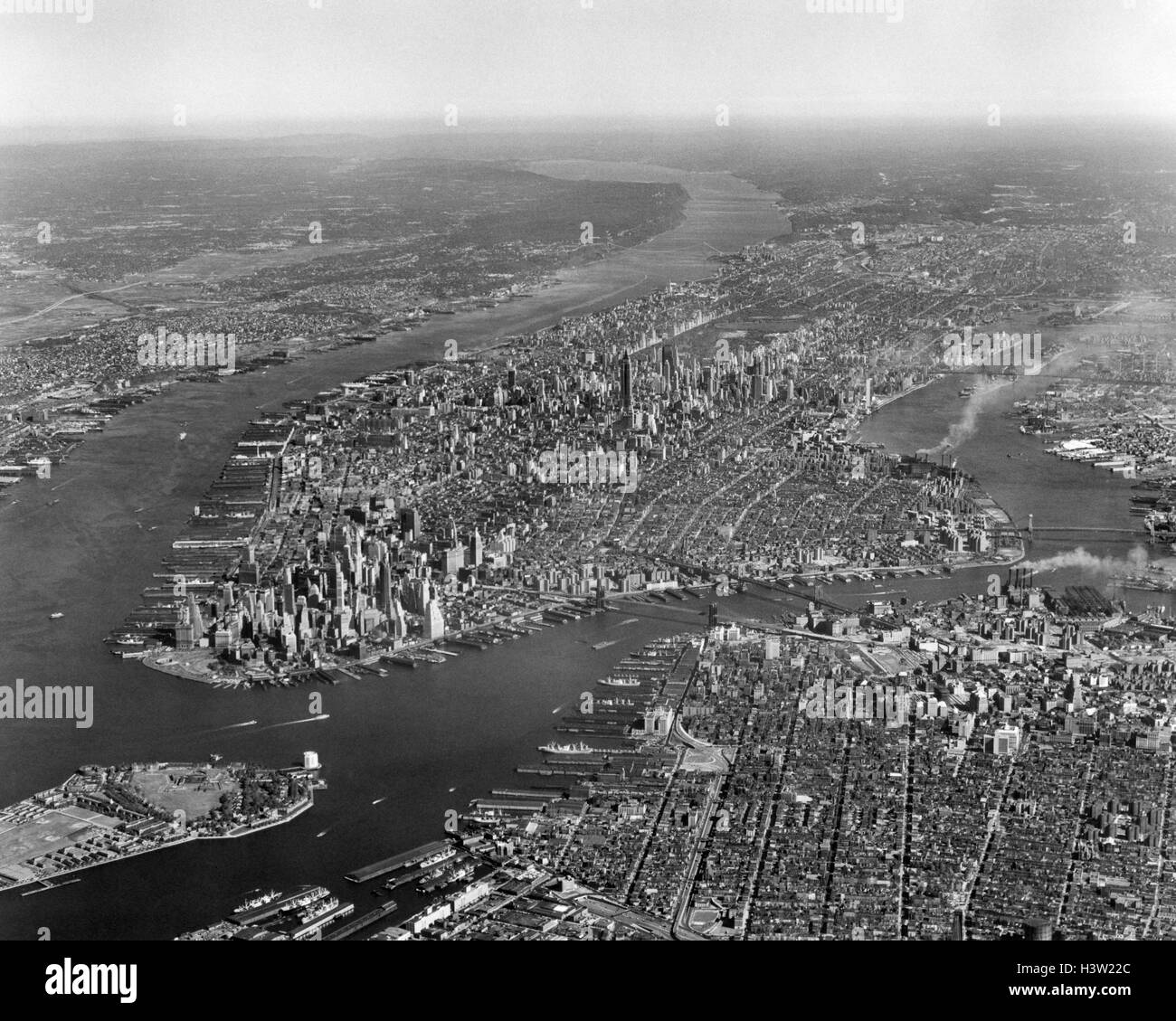 Degli anni Cinquanta vista aerea di Manhattan Island sulla sinistra è Fiume Hudson sulla destra è East River e BROOKLYN inferiore sinistra è Governors Island Foto Stock