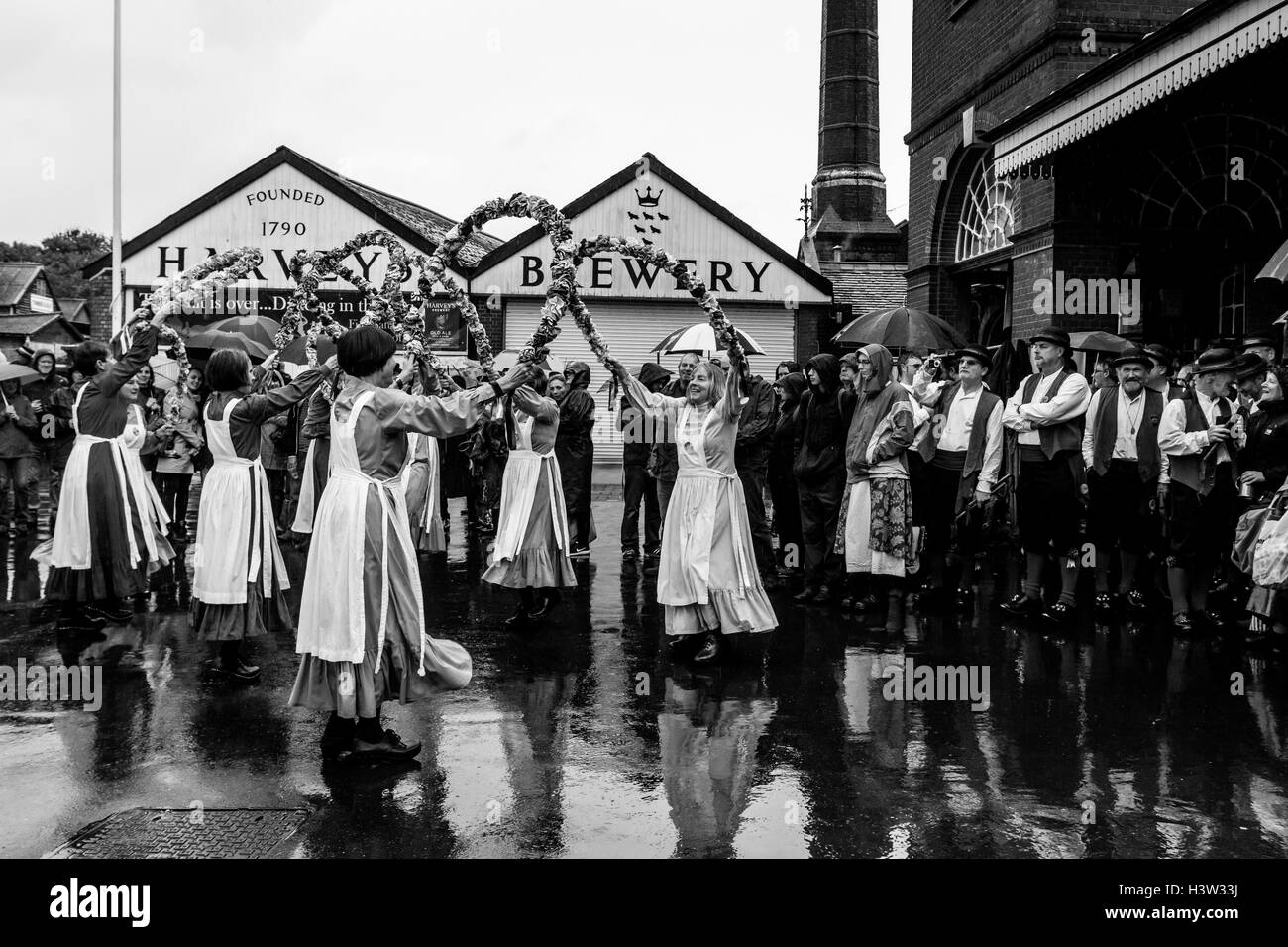 I nodi della femmina può Morris ballerini eseguono alla 'Dancing nel vecchio", la manifestazione Harvey's Brewery Yard, Lewes, Sussex, Regno Unito Foto Stock