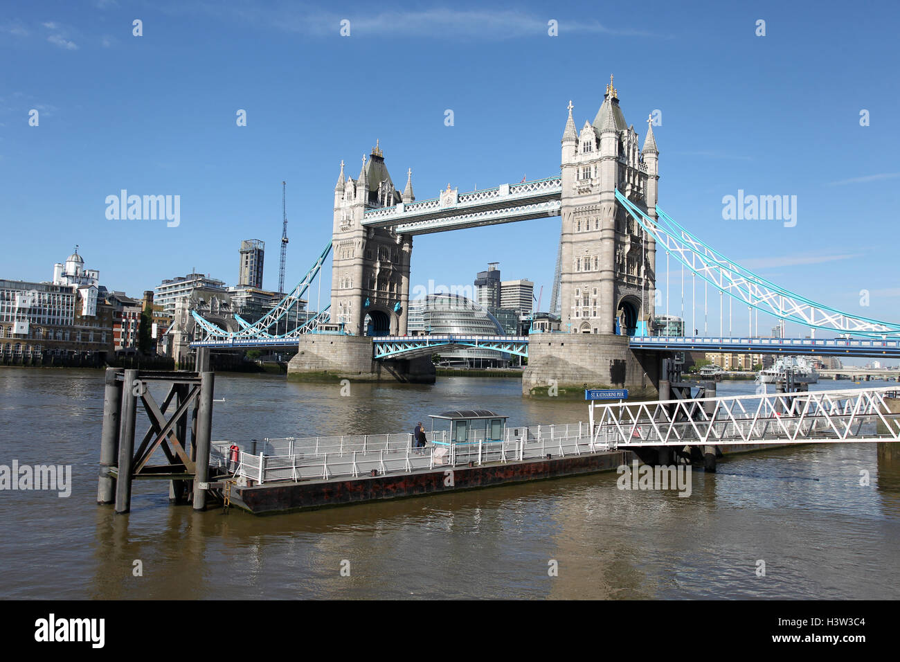 Viste generali del Tower Bridge di Londra insieme contro un incredibile cielo blu la mattina presto, Londra, Regno Unito. Foto Stock
