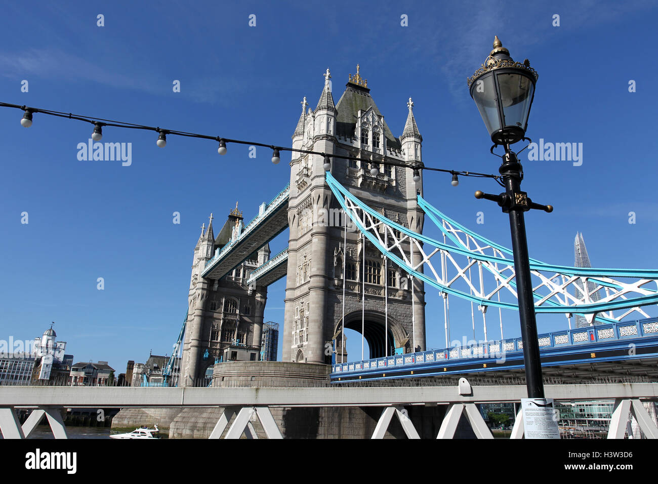 Viste generali del Tower Bridge di Londra insieme contro un incredibile cielo blu la mattina presto, Londra, Regno Unito. Foto Stock
