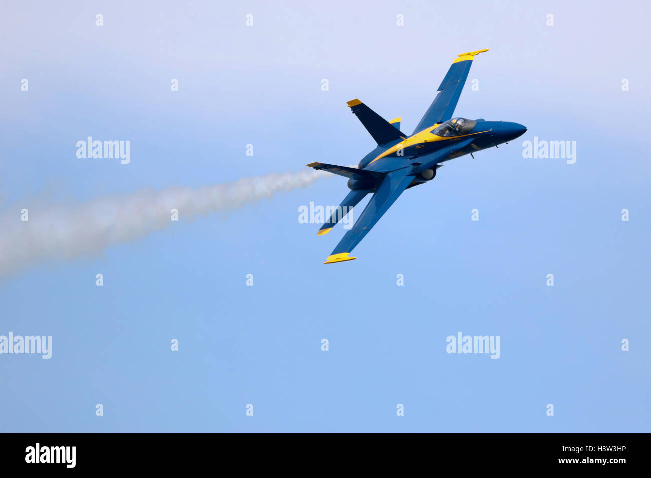 Un angelo blu F/A-18 Hornet vola a San Francisco la settimana della flotta, Airshow 2016 Foto Stock
