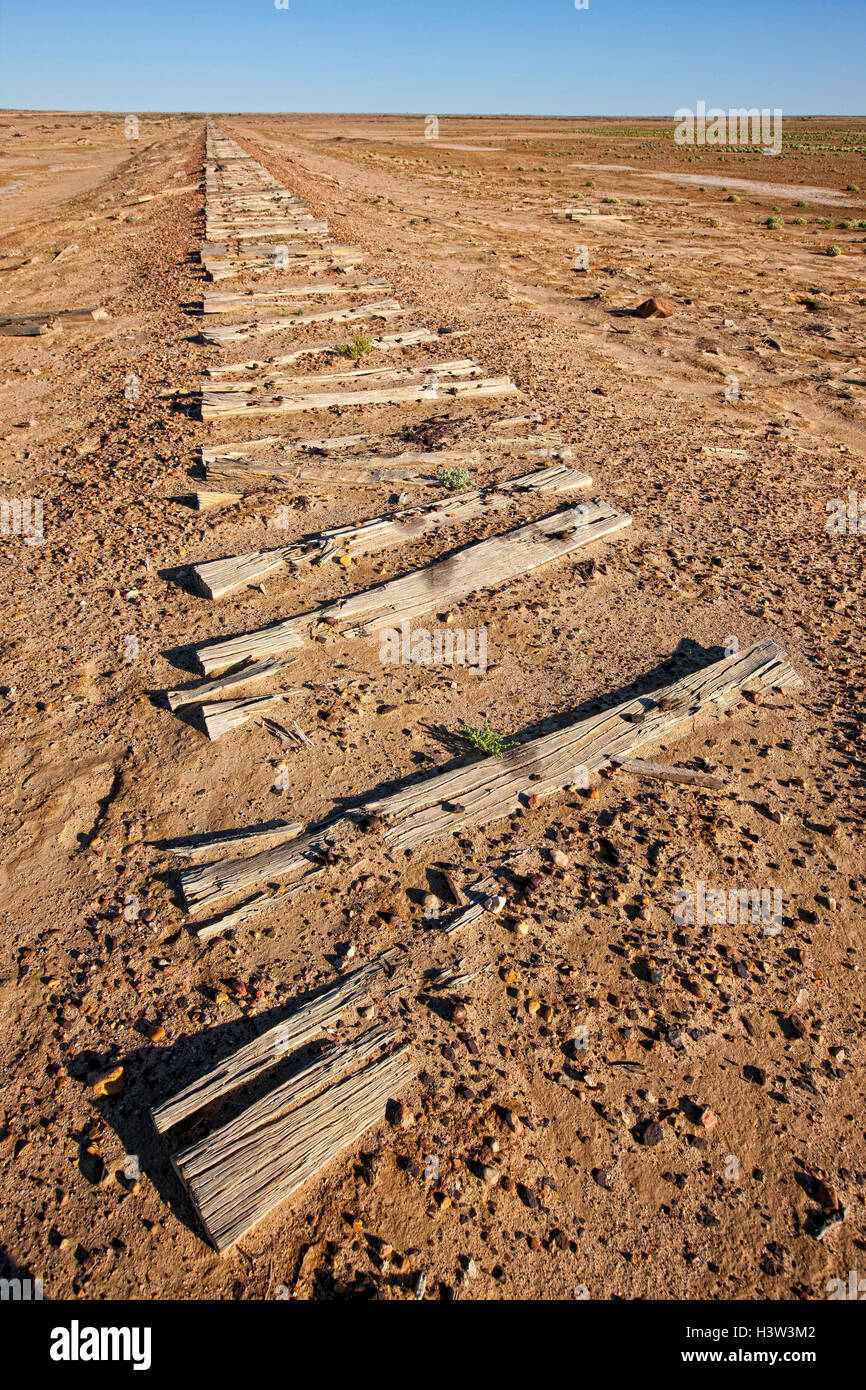 Traverse ferroviarie in legno sono tutto ciò che rimane del vecchio treno Ghan ferrovia linea dove si utilizzano per superare il lago Eyre Sud, Sud Australia, Foto Stock