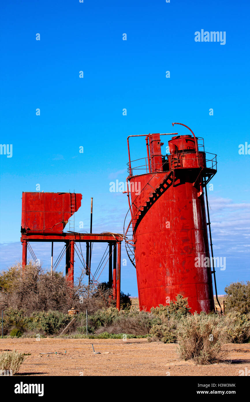 Decadendo resti del vecchio impianto di trattamento delle acque a rampa Curdimurka schierandosi su Old Ghan linea ferroviaria. Foto Stock