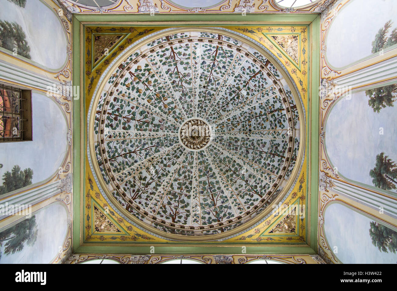 Un esempio della cupola riccamente ornate di affreschi del tetto nel palazzo Topkapi a Istanbul (Turchia) Foto Stock