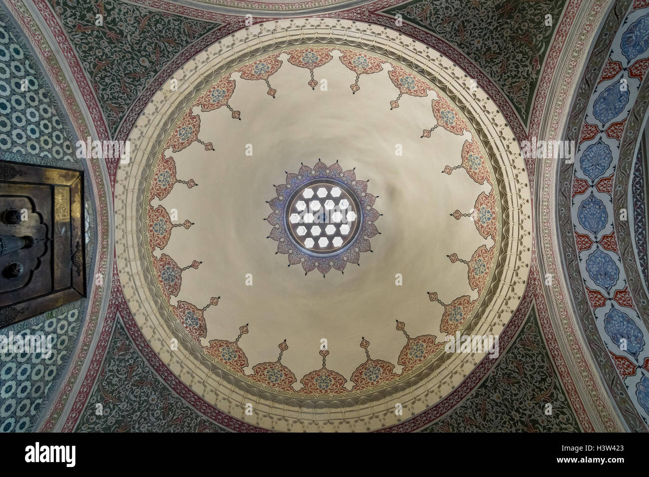 Un esempio della cupola riccamente ornate di affreschi del tetto nel palazzo Topkapi a Istanbul (Turchia) Foto Stock