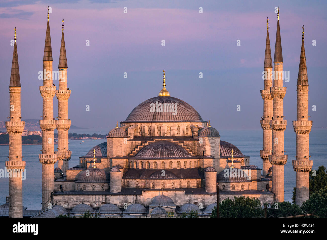 La vista al tramonto della Moschea Blu dal tetto di un hotel nelle vicinanze, a Istanbul (Turchia) Foto Stock