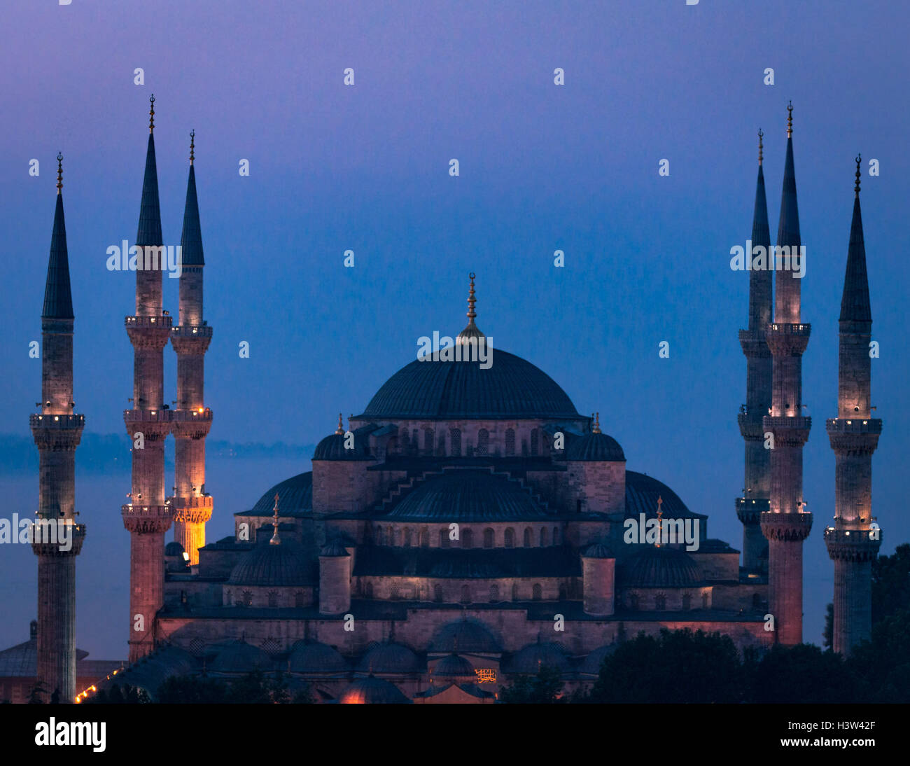 La vista al tramonto della Moschea Blu dal tetto di un hotel nelle vicinanze, a Istanbul (Turchia) Foto Stock