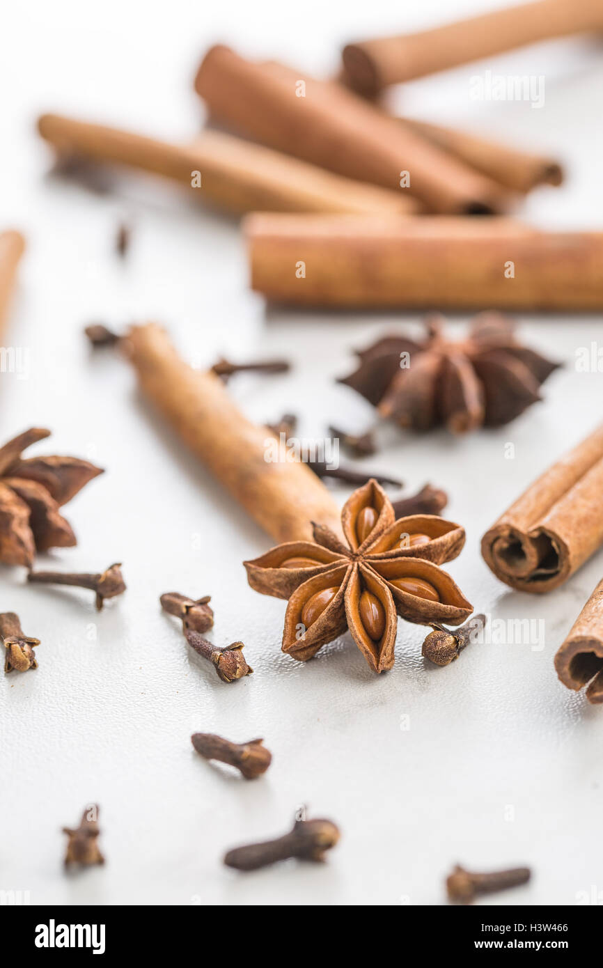 La cannella, chiodi di garofano e l'anice stella sul tavolo da cucina. Foto Stock