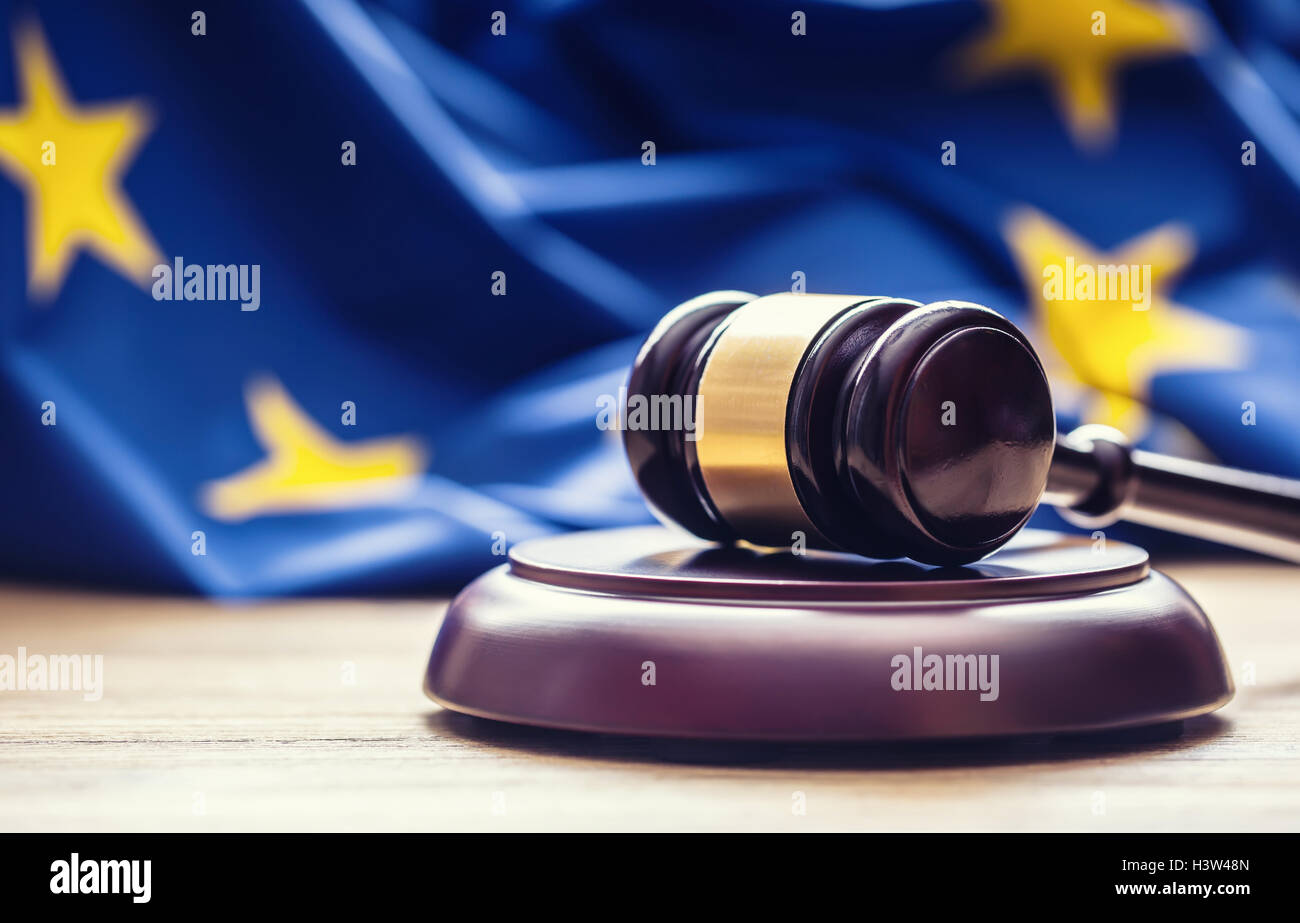 Giudici martello di legno con bandiera UE in background. Simbolo per la giurisdizione. Foto Stock