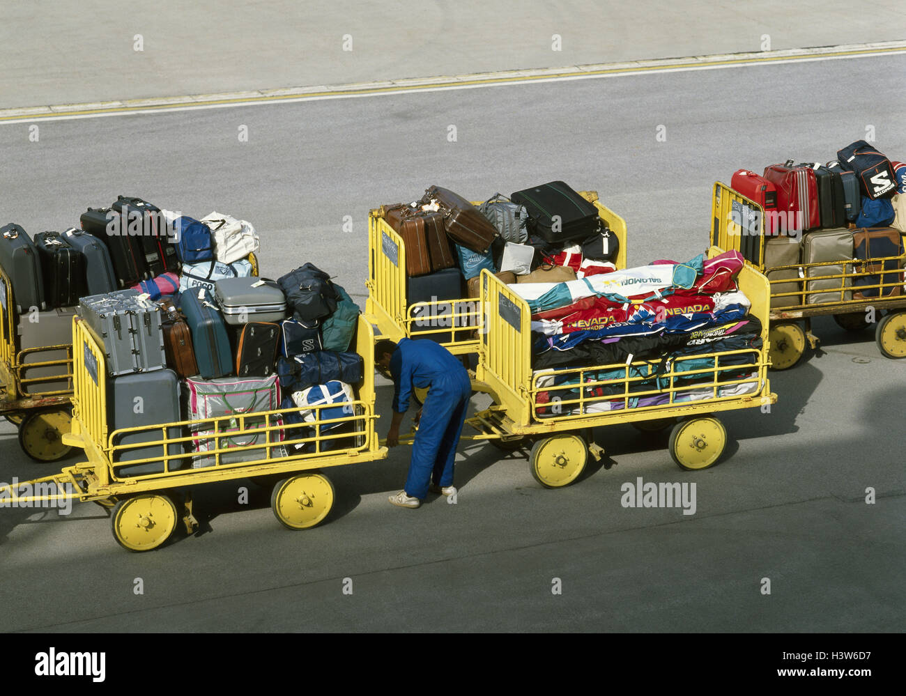 Le vetture per i bagagli in un aeroporto Foto Stock
