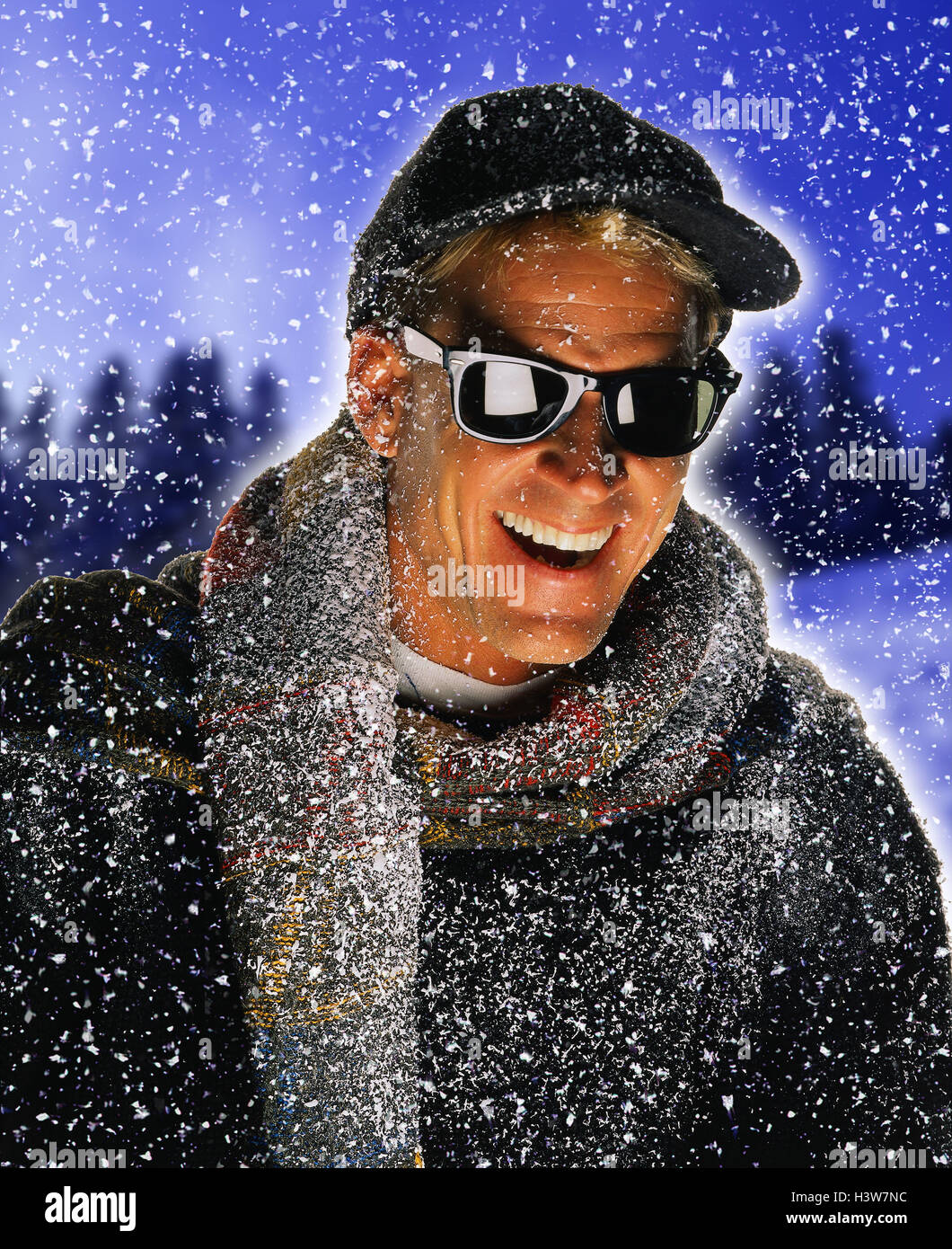 L'uomo, occhiali da sole, pullover, cappuccio, sciarpa, nevicata