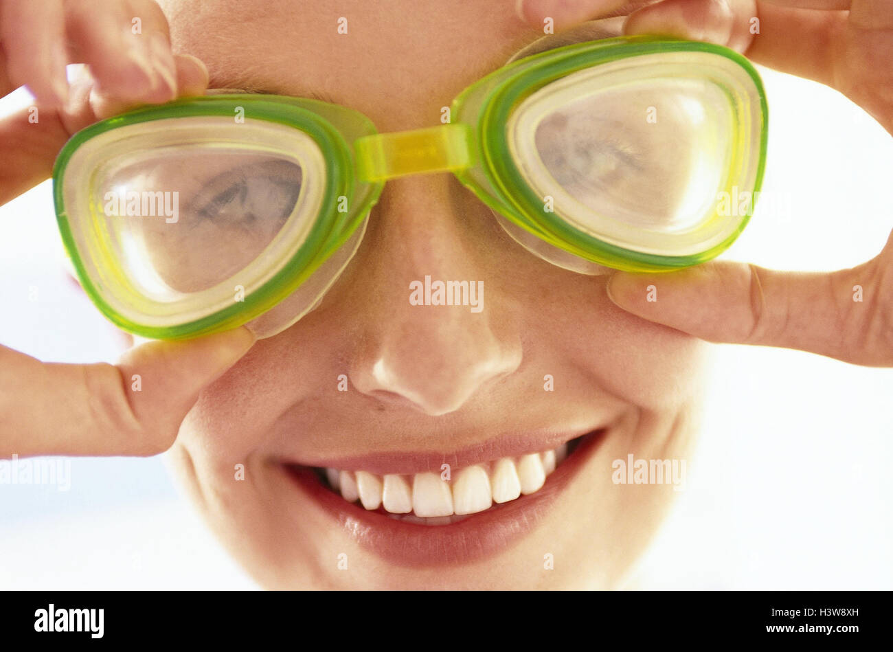 Donna, giovane, occhiali da nuoto, ridere, nuotare ritratto, modello rilasciato, sportive, sport, sport d'acqua, nuoto, tempo libero, hobby, subacqueo occhiali, vedere, protezione, protezione oculare, felice, gioia, ironicamente, divertente, divertentissimo, umore, positivamente, molto vicino Foto Stock