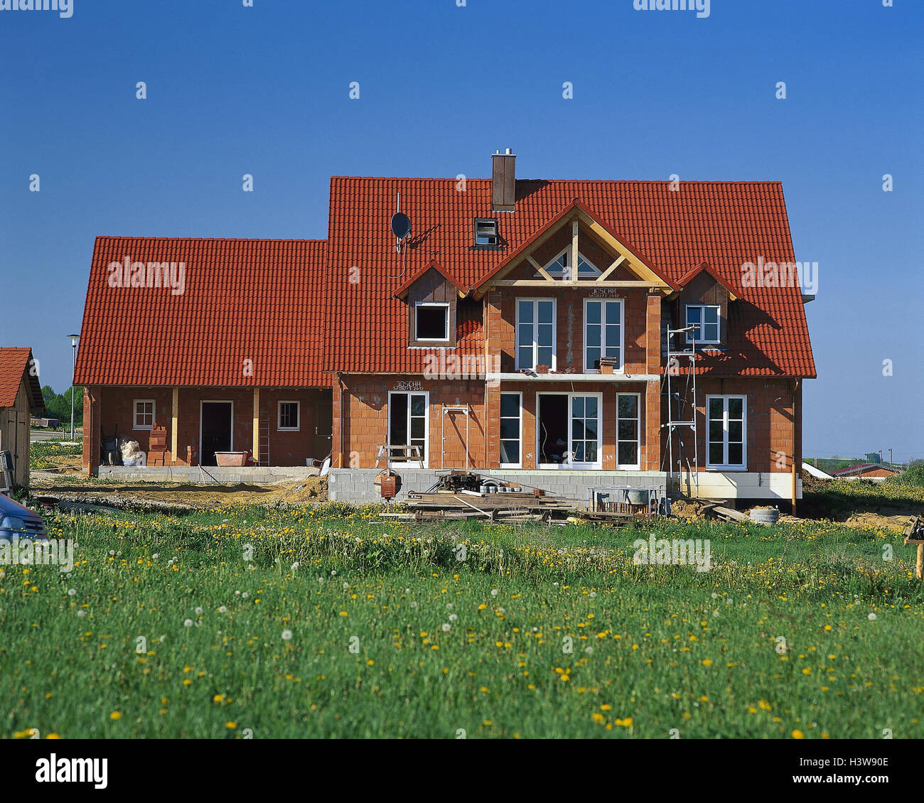 Costruzione di una casa, casa unifamiliare, shell, immobiliare, immobiliare, casa, casa residenziale, edificio di nuova costruzione, uomini al lavoro, costruzione, casa propria, abbaini, esterno Foto Stock