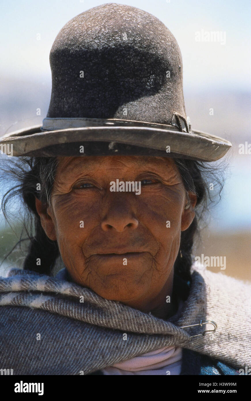 Il Perù, South American Indian's donna, cura, ritratto, esterno, donna, vecchio, senior, nativo di persone locali, visualizza fotocamera, Foto Stock