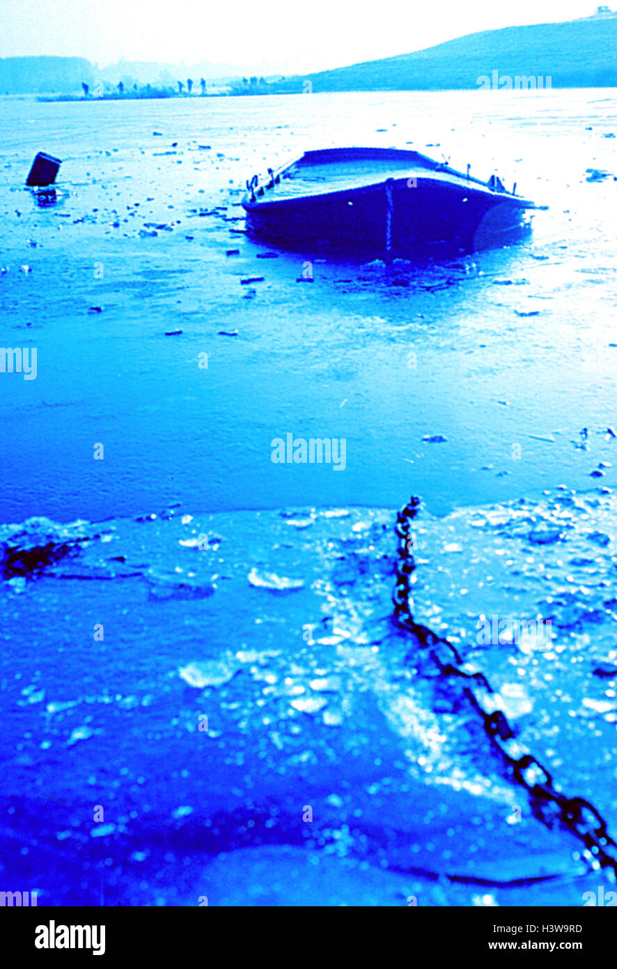 Inverno, sul lago in barca, iceboundly, monocromatica, stagione, freddo, ghiaccio, Lakeside, foglio di ghiaccio, si blocca oltre, catena, la catena di ferro, barca, incatenato, trascorrere l'inverno, blu Foto Stock