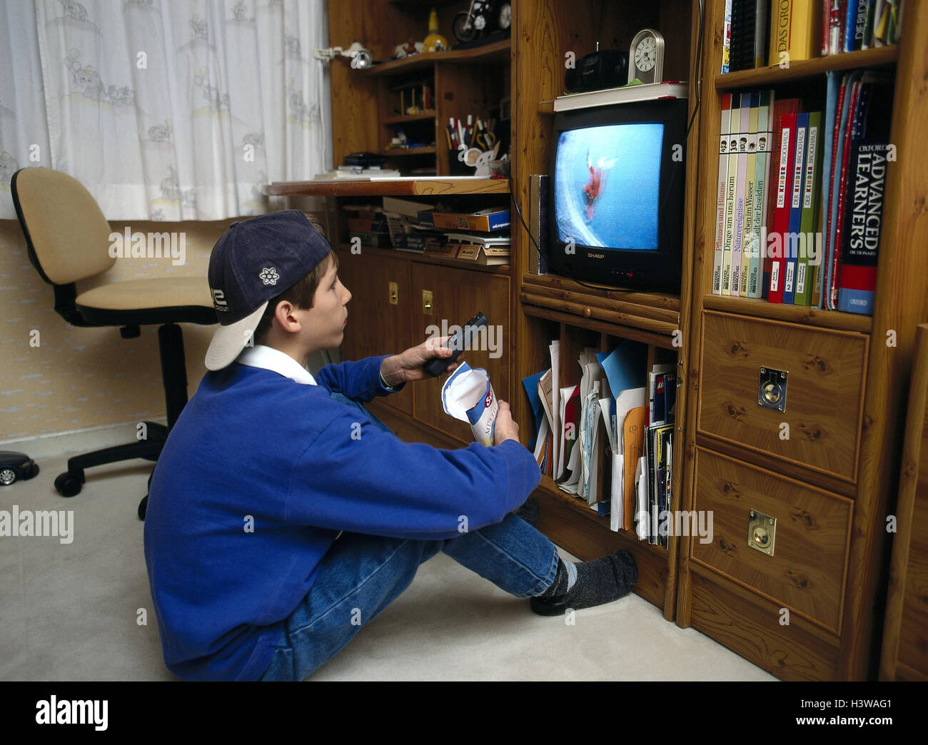 Camere per bambini, boy, televisione, sala, bambino, TV, telecomando, zap mania, televisione mania, attività, occhi, mania pericolo, tempo libero e attività per il tempo libero Foto Stock