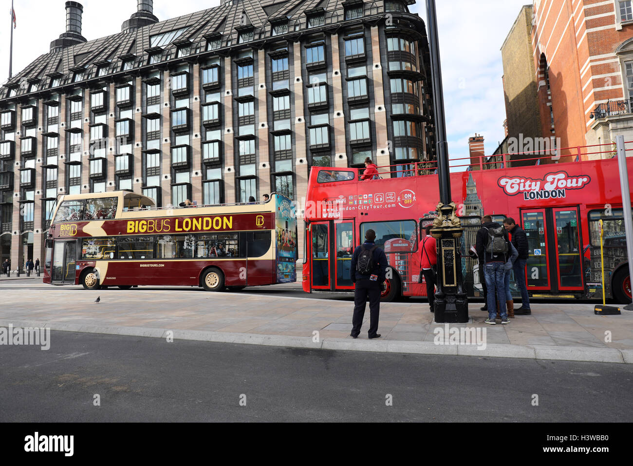 Gita in autobus salta su off tourist Westminster open top Foto Stock