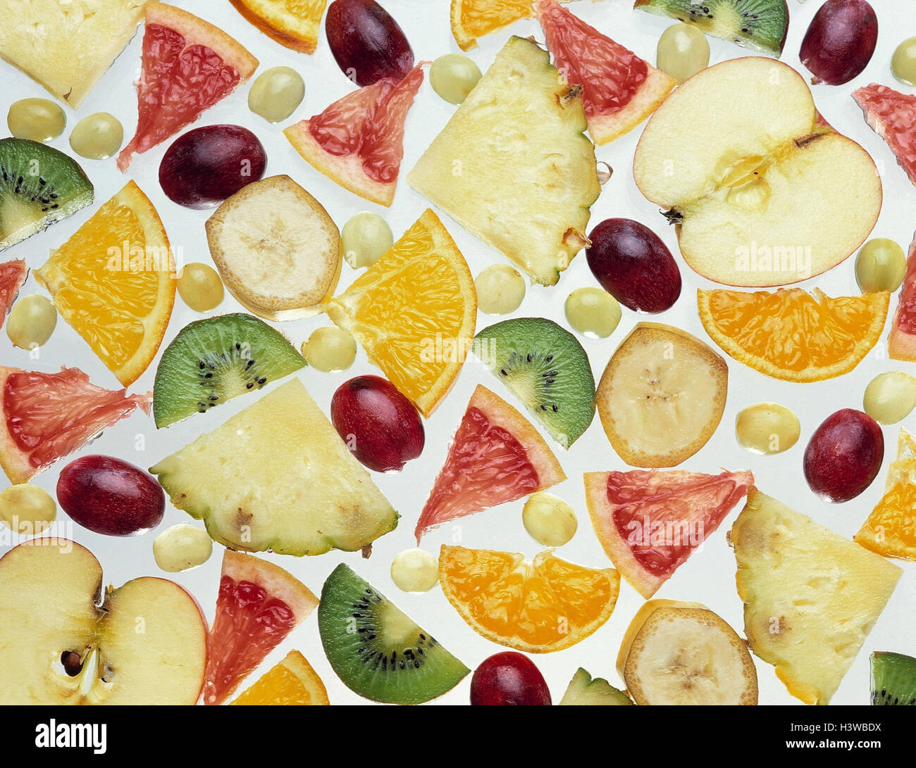 Tipi di frutta, tagliate la frutta, frutta, ordina, arancio, banana, mela, ananas, Arancio sanguigno, kiwi, uva, insalata di frutta, la nutrizione sana, materie cibo vegetariano, ricco di vitamine, vitamina C, vitamine, carne, studio, tagliate, Foto Stock