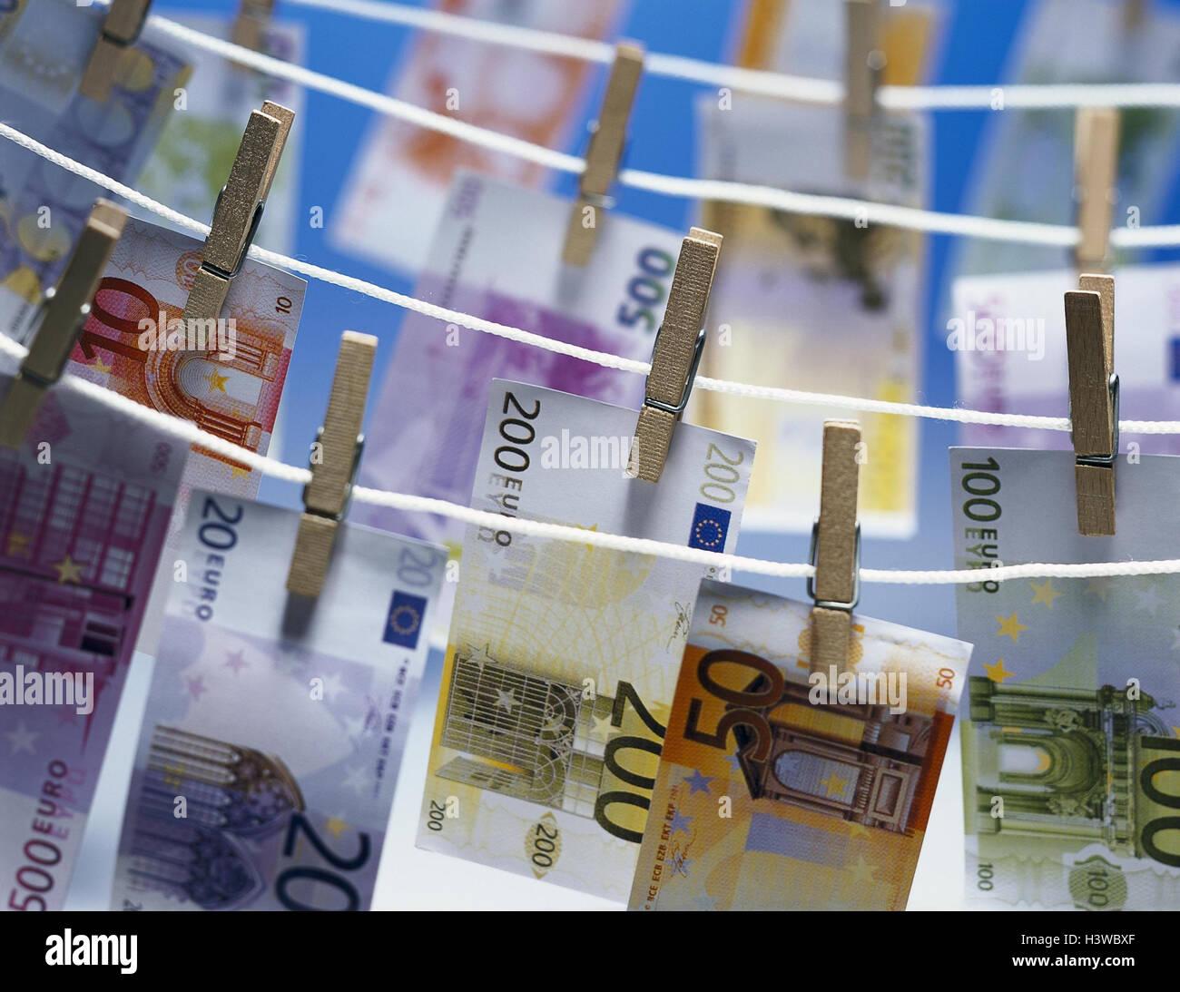 Icona, il riciclaggio di denaro sporco, stendibiancheria, banconote, euro, EWWU, WWU, l'UE, l'Unione europea, valuta, Europa, denaro, moneta unica, banconote, monetaria, lavanderia nelle vicinanze Foto Stock