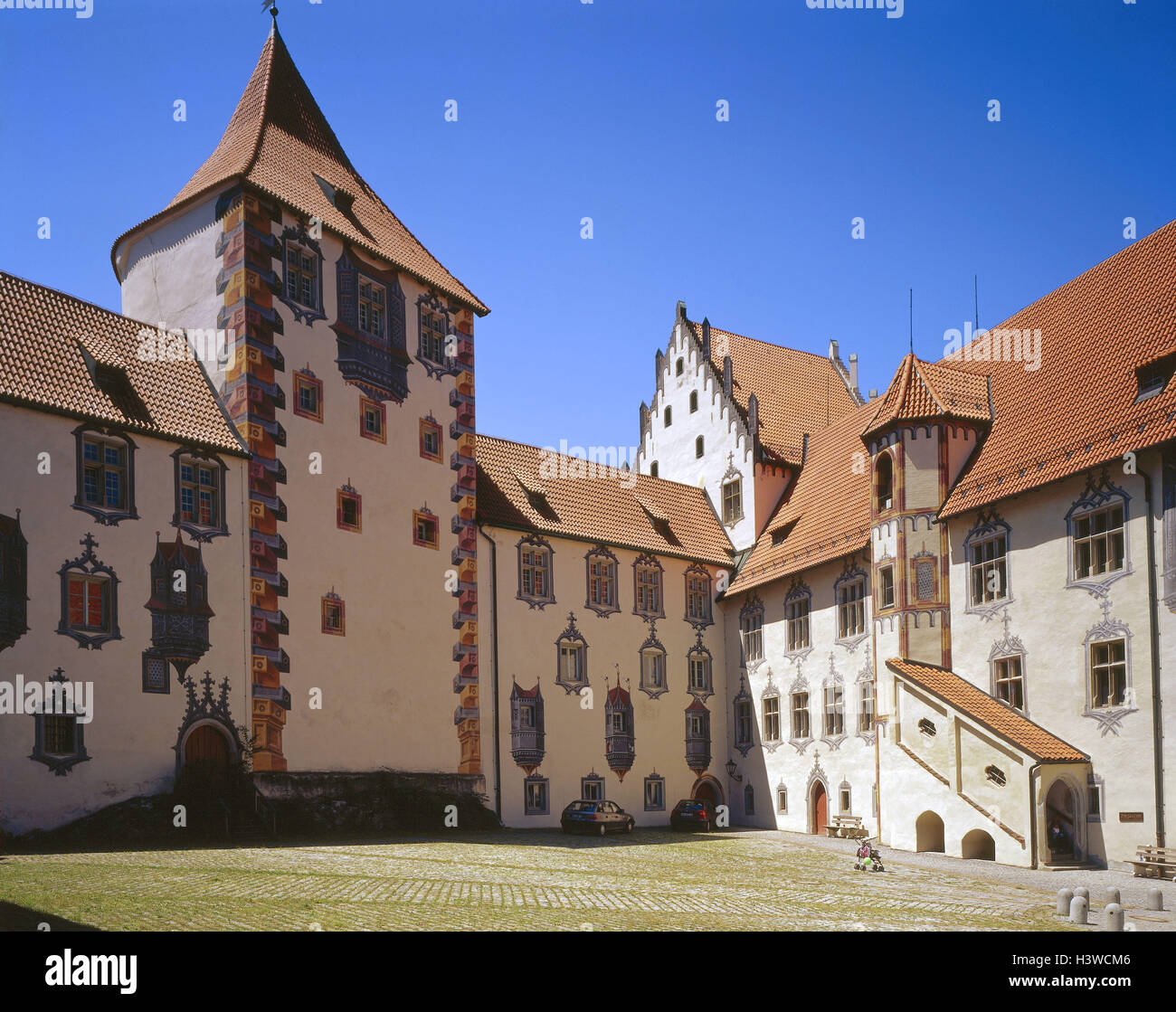 In Germania, in Baviera, est Allgäu, a piedi, high castle, cortile interno, l'Europa, Algovia, Svevo, città, struttura, architettura, si accumula nel 1486 - nel 1505, ora membro picture gallery, il museo, il tribunale, la costruzione, la costruzione di mura difensive, pittura, facciata pittura Foto Stock