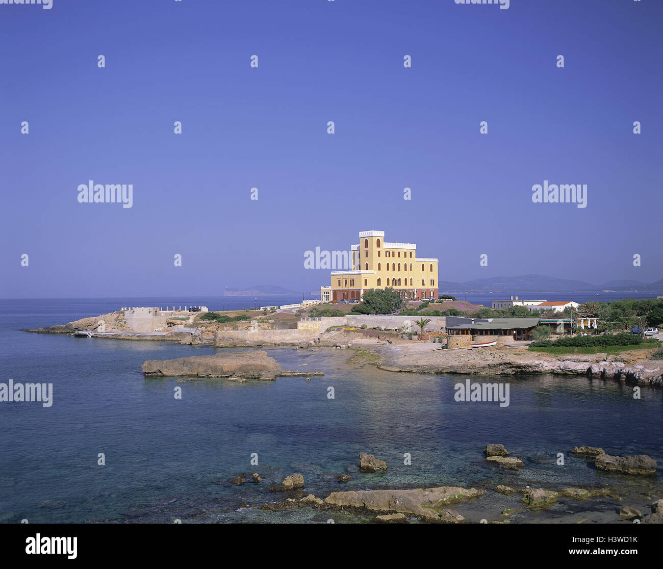 L'Italia, Sardegna, Provincia Sassari e Alghero, Cala Bona, hotel, 'Villa leggere Tronas' isola, mare Mediterraneo, Sardegna, costa ovest, città provinciale, vista città, lingua di terra, hotel costa, Foto Stock