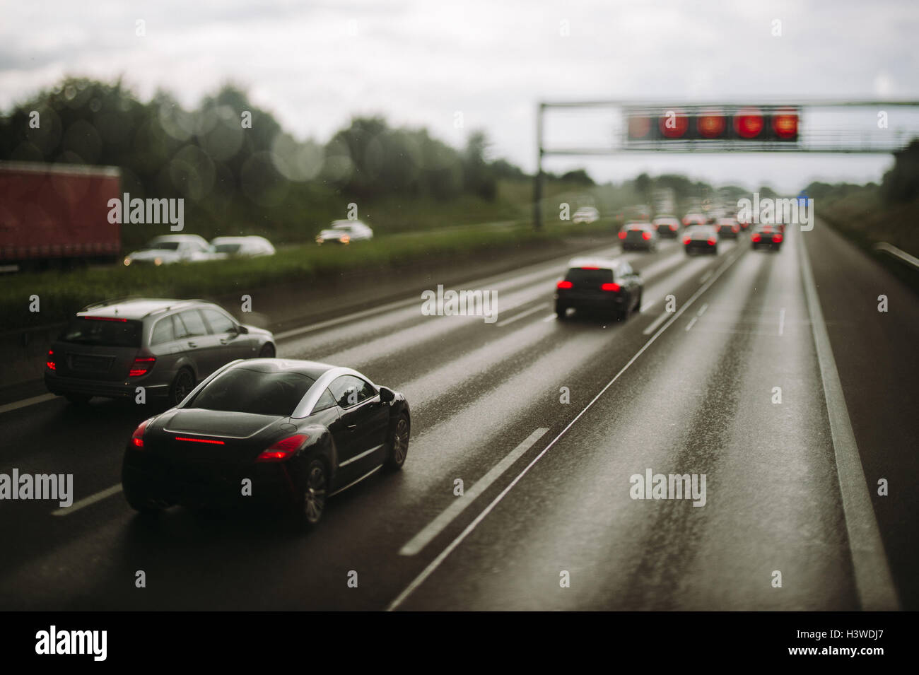Vetture guida su autostrada vicino a Monaco di Baviera, Germania Foto Stock