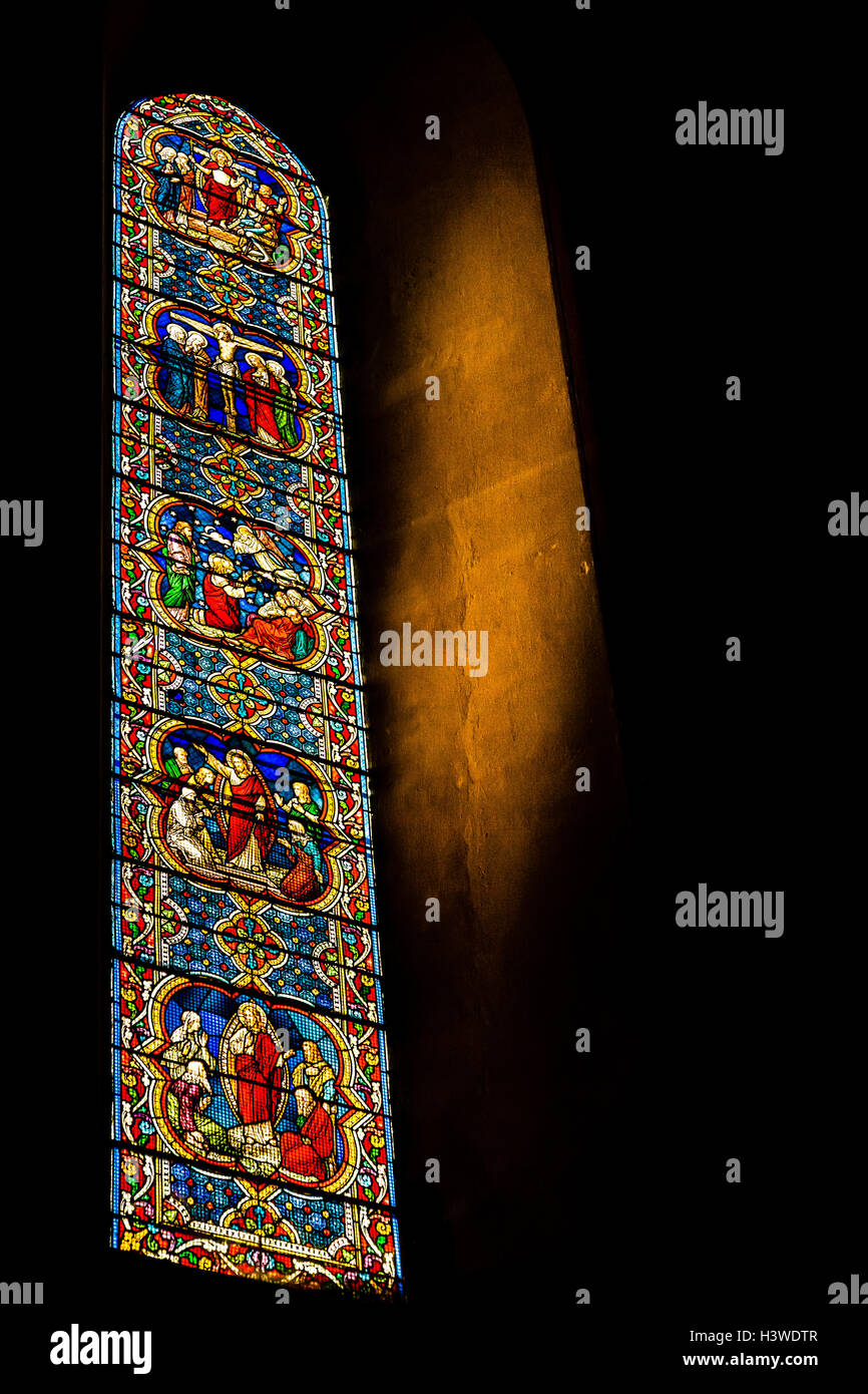Luce solare attraverso la finestra di vetro colorato in una chiesa, Grenoble, Francia Foto Stock