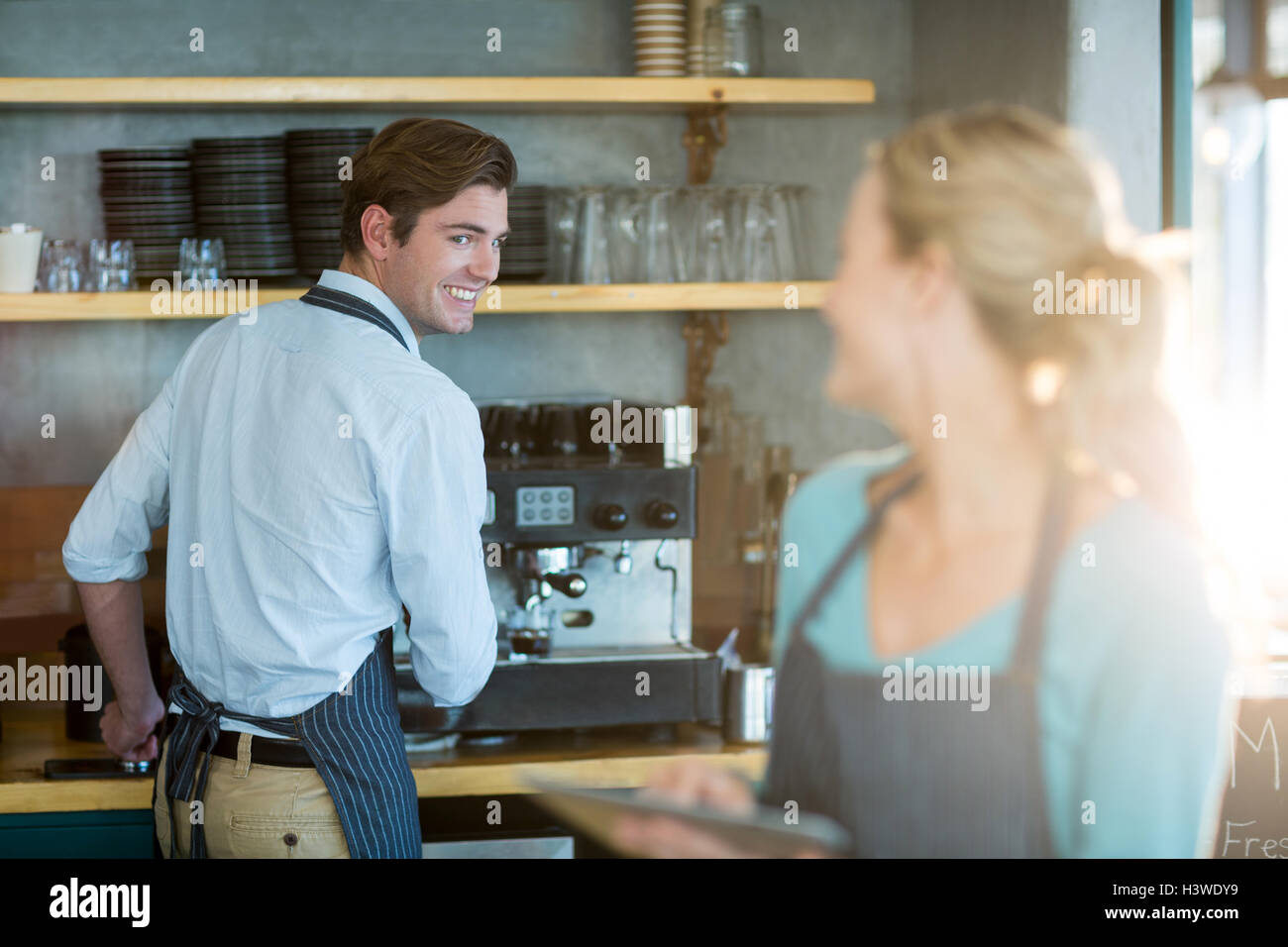 Cameriere e cameriera lavora in cucina a cafÃ© Foto Stock