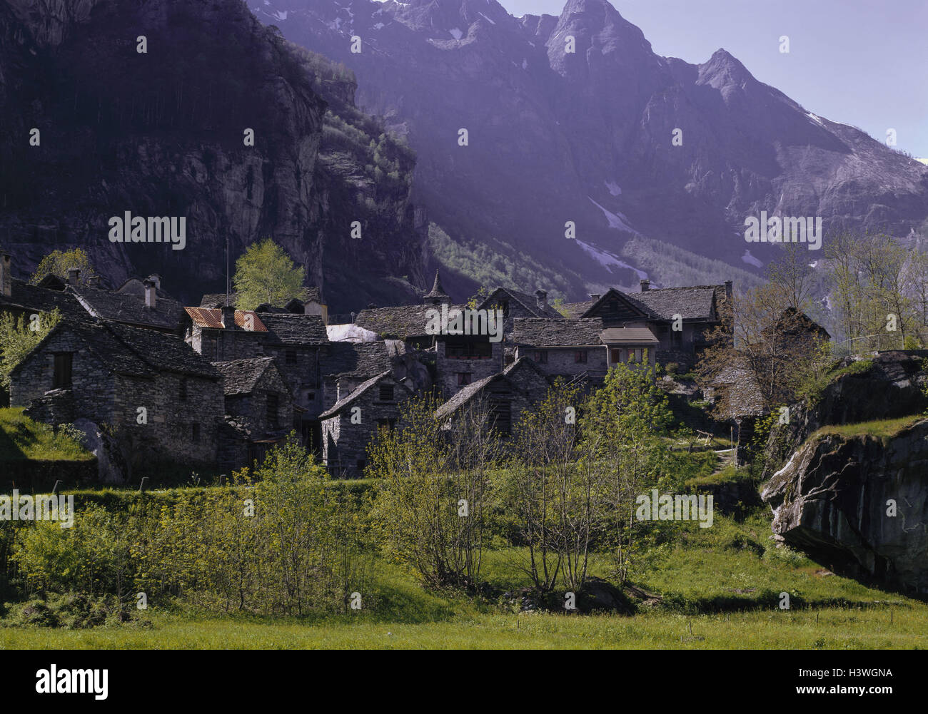 La Svizzera, Ticino, Sonlerto in Val Bavona, vista locale, villaggio, montagne, prato, cielo, Foto Stock