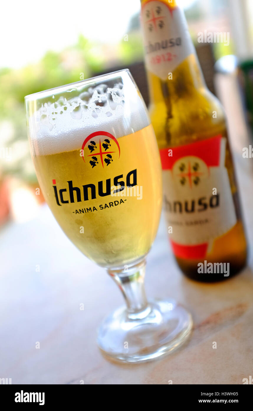 Ichnusa birra in bicchiere freddo Foto Stock