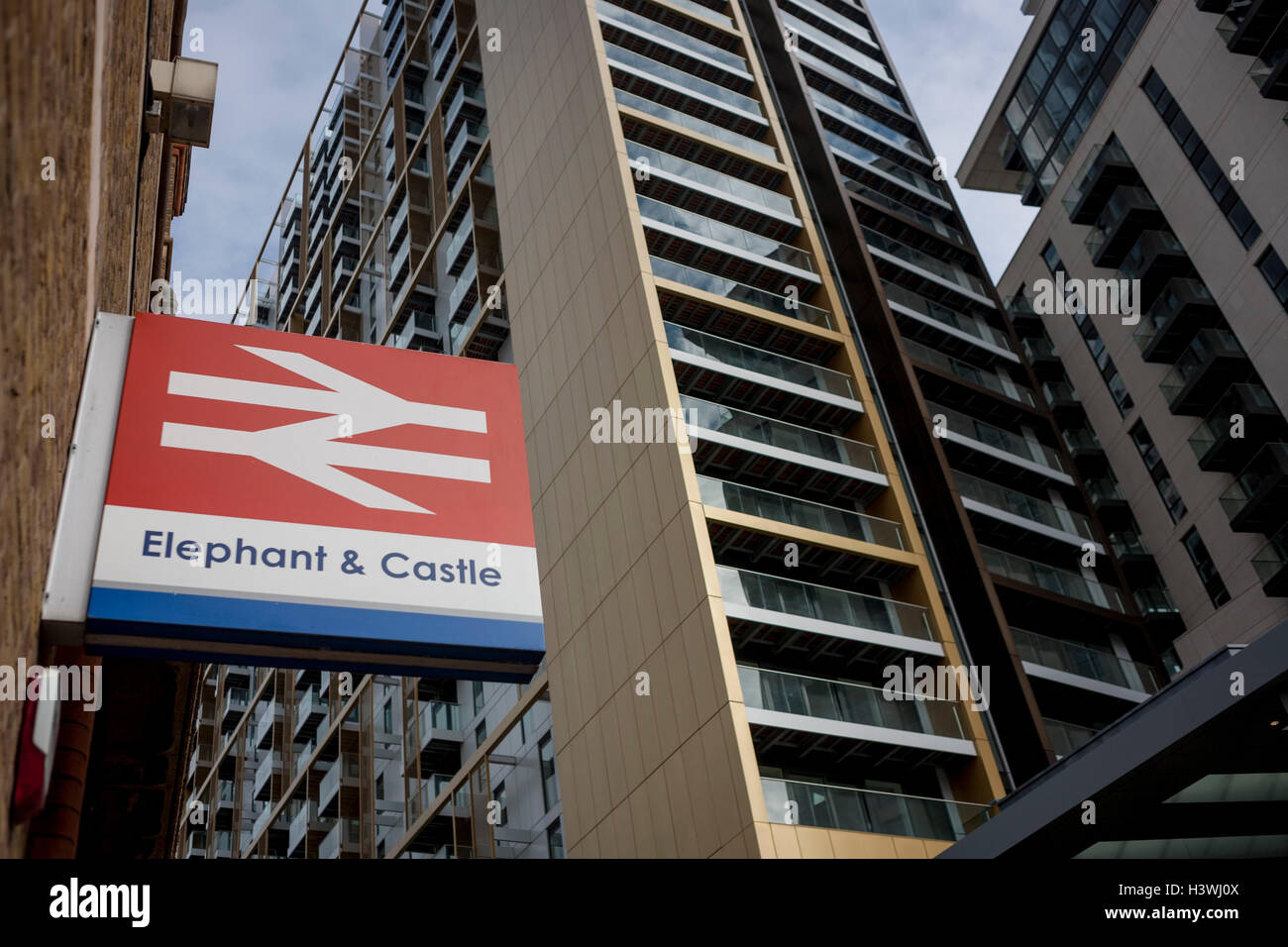 Elephant & Castle segno ferroviarie e la nuova architettura a Elephant Park, London borough di Southwark. Il Southwark Council è partner di sviluppo, Lendlease è la rigenerazione di oltre 28 acri su tre siti nel cuore di Elephant & Castle, in quello che è il più recente maggiori opportunità di rigenerazione nella zona 1 di Londra. La visione per il £ 1,5 miliardi di rigenerazione è di costruire sulla zona dei punti di forza e di carattere vivace per ristabilire Elephant & Castle come uno di Londra più fiorente quarti urbani. (Più didascalia nella descrizione) Foto Stock