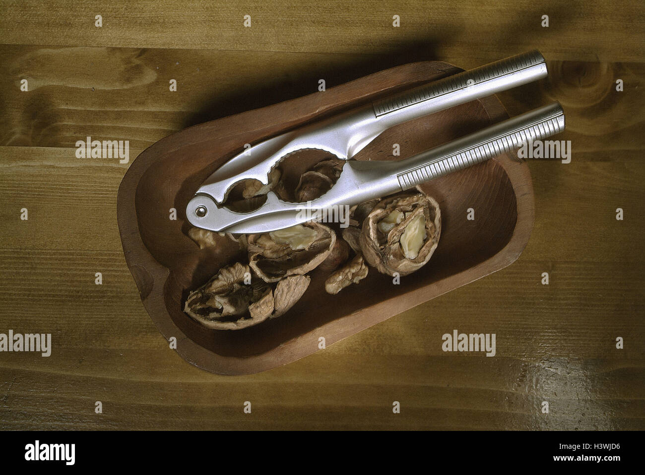 Frutta secca, noci, aperto, incrinato, still life, Natale, cibo, schiaccianoci, metallo, nutshells, sciarpe, scorza di legno, da tavolo, dado, noce, diversi Foto Stock