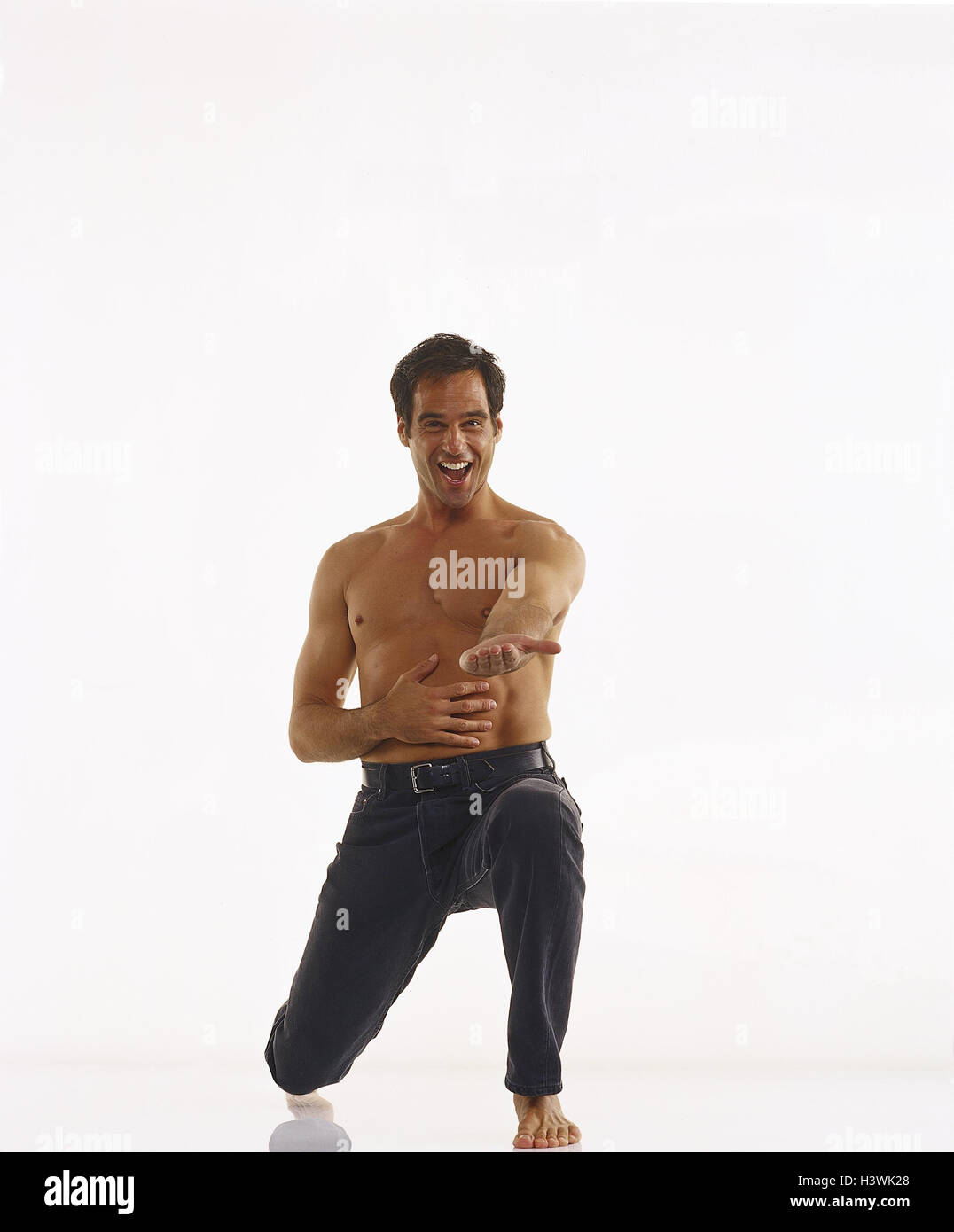 L Uomo I Giovani E La Parte Superiore Del Corpo Liberamente Si Inginocchia Gesto Dichiarazione Di Amore Proposta Di Matrimonio Gli Uomini Jeans Scalzi Amore Spiegazione Applicazione Il Linguaggio Del Corpo Ridere Gioia