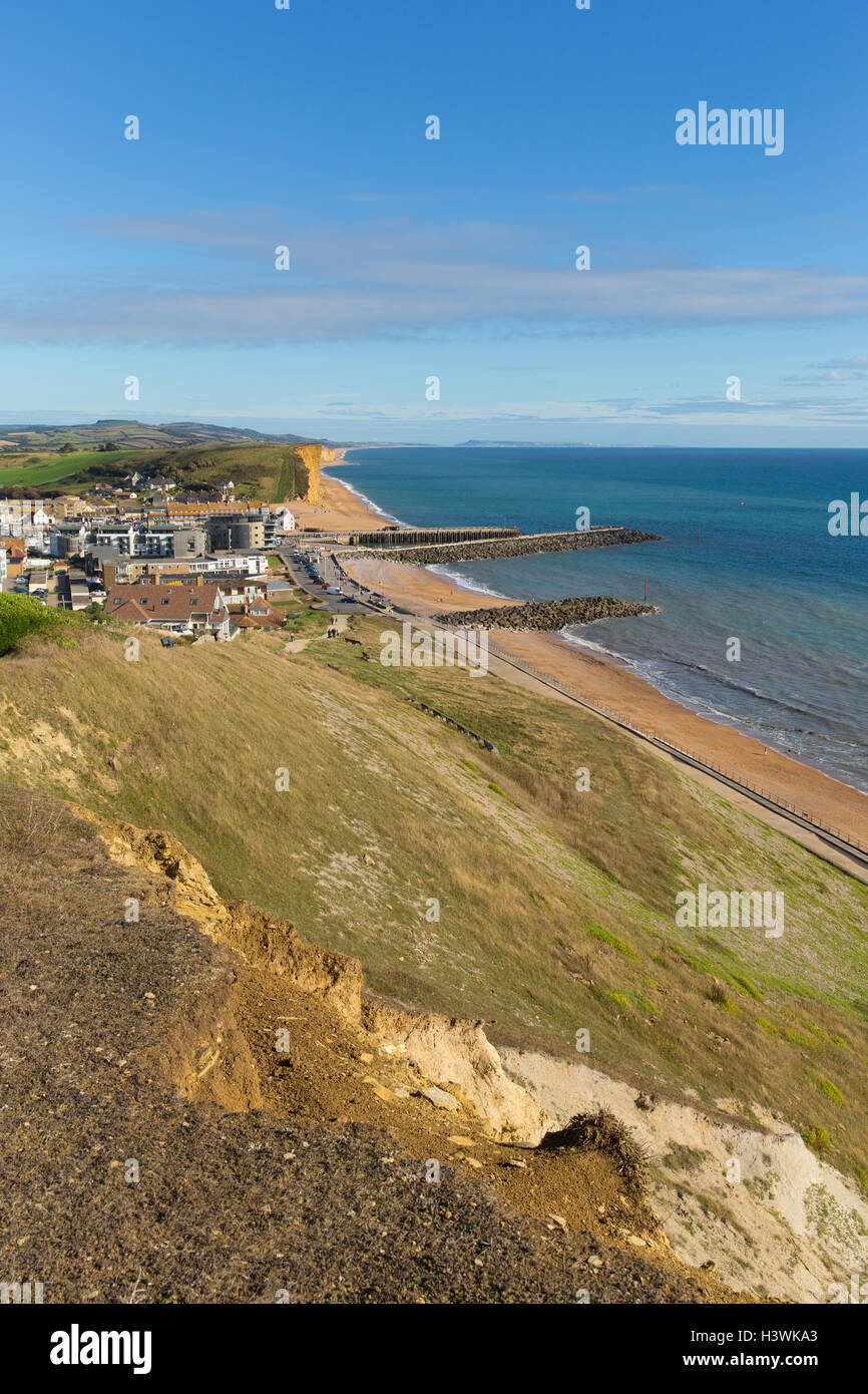 West Bay Dorset Regno Unito vista verso est della Jurassic Coast su una bella giornata estiva con il blu del cielo e del mare Foto Stock