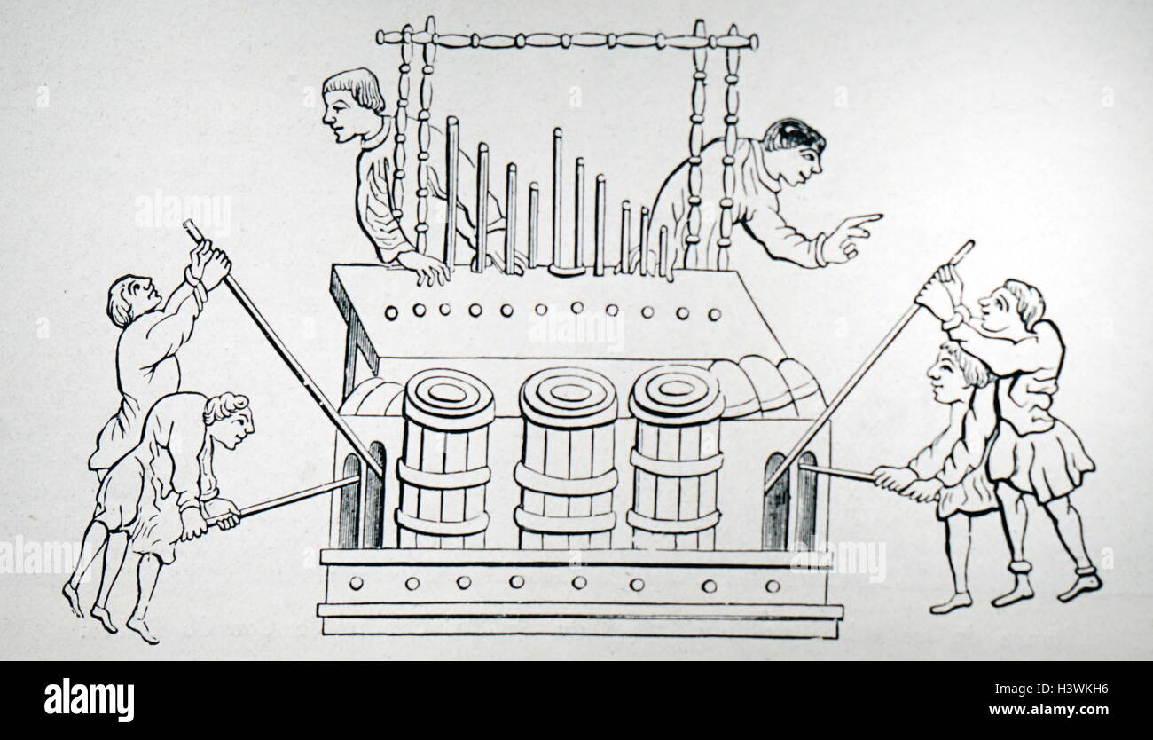 Disegno schematico che illustra un organo con organisti. Datato xii secolo Foto Stock