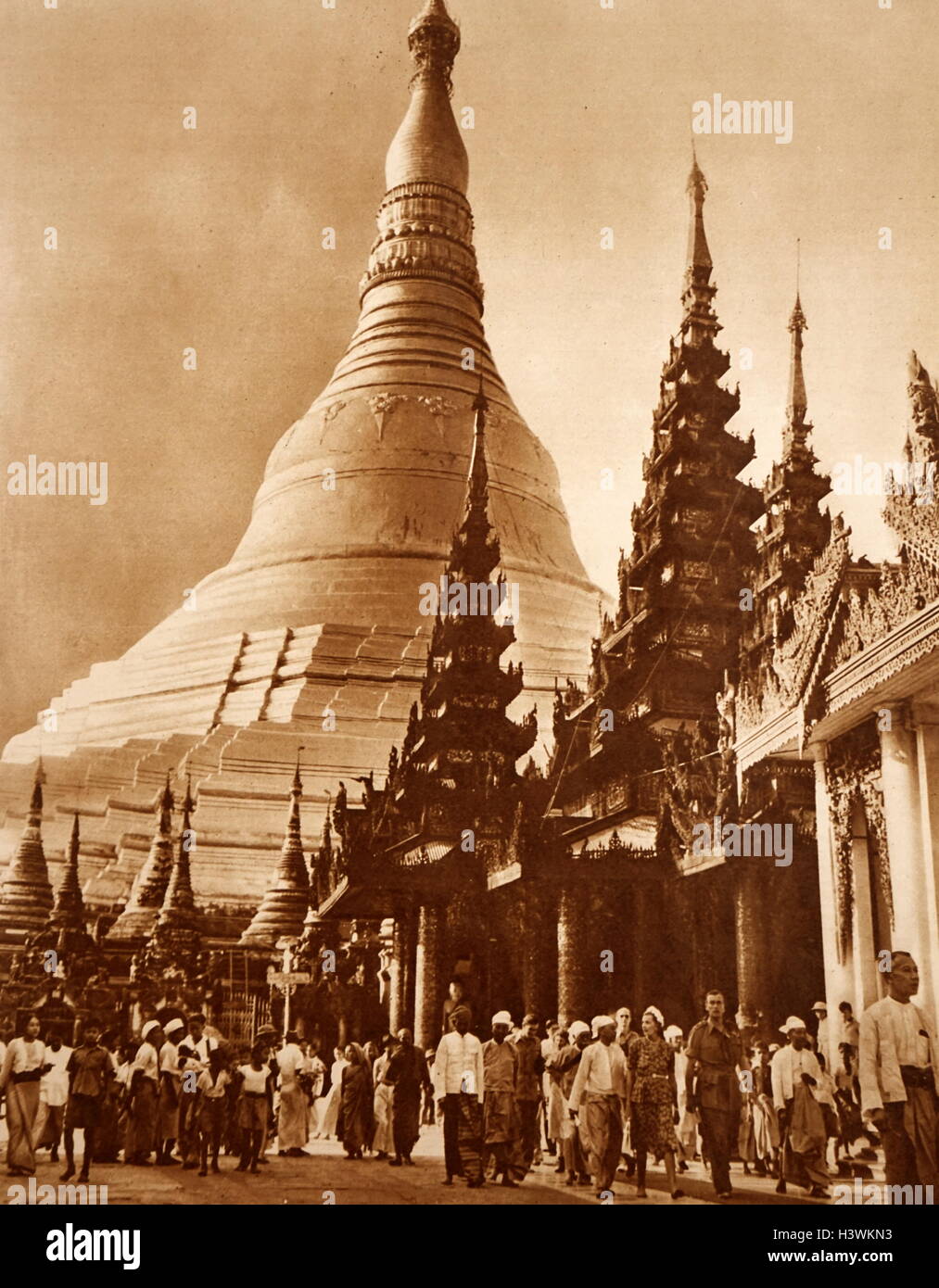 Stampa fotografica di Louis Mountbatten (1900-1979) e sua moglie Edwina Mountbatten (1901-1960) visitando la Shwedagon pagoda. In data xx secolo Foto Stock