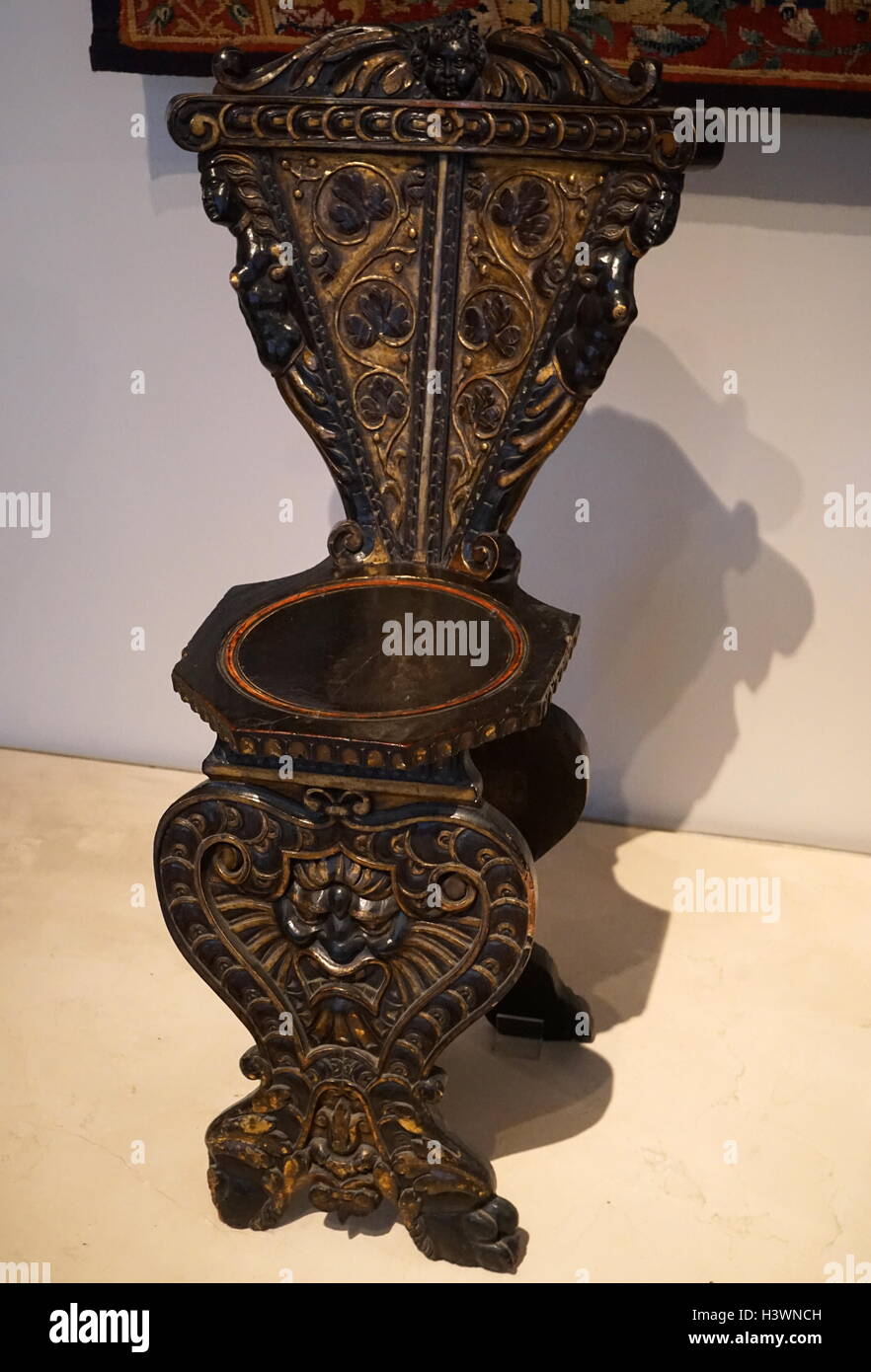 Scolpiti sedia in legno da Venezia. Risalenti al XVII secolo Foto Stock